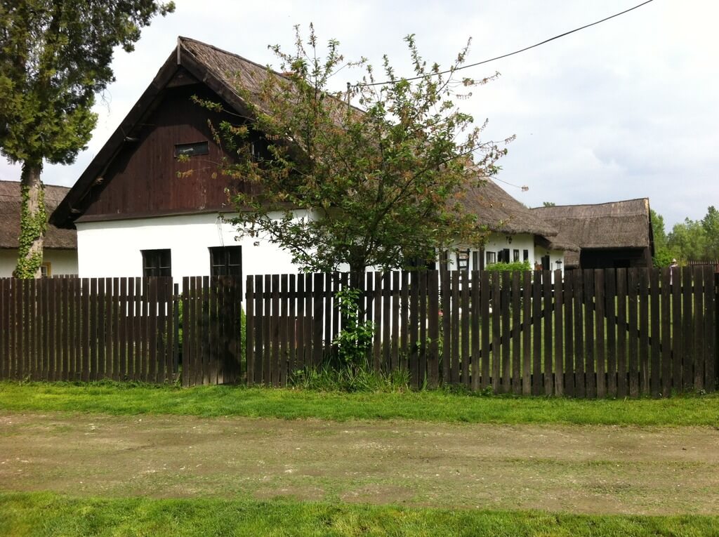 Predané: Väčšia chalupa v Gabčíkove, časť Dedinský ostrov, 5600m2.-24