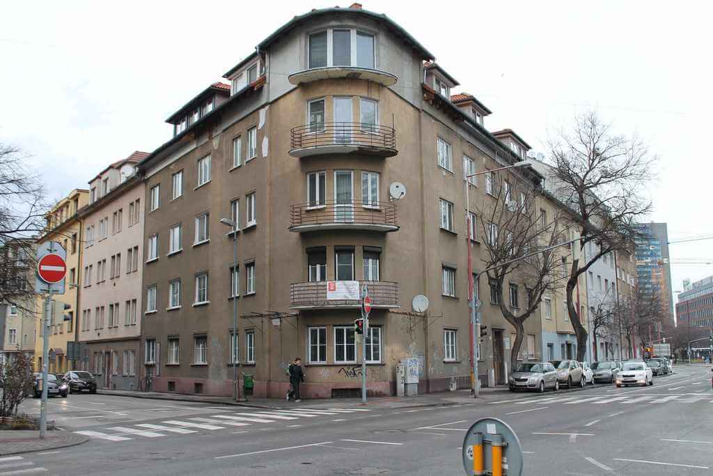 Predané Predaj exkluzívneho 3,5 izb. bytu,v centre, ulica Dostojevského rad v Bratislave, vedľa Jakubovho námestia, 94m2, kompletne zariadený-0