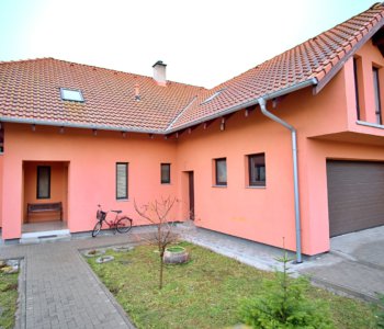 Predané: Na predaj 6-izbový rodinný dom vo vilovej štvrti v Hamuliakove, 15 km od Bratislavy-1