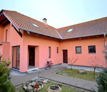 Predané: Na predaj 6-izbový rodinný dom vo vilovej štvrti v Hamuliakove, 15 km od Bratislavy-2