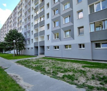 PREDANÉ - Na predaj príjemný 4 izbový byt v lokalite plnej zelene na Vyšehradskej ulici Bratislava- Petržalka.-0