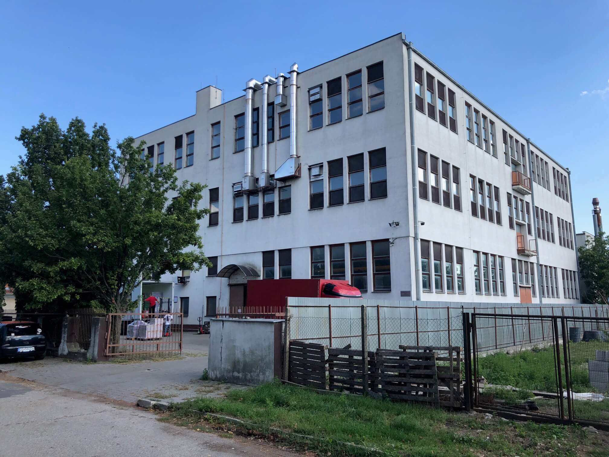 Na predaj Budova skladov a výrobne v Dunajskej Strede, Drevárska, pozemok 2272m2, spolu 4 podlažia 4767m2-0