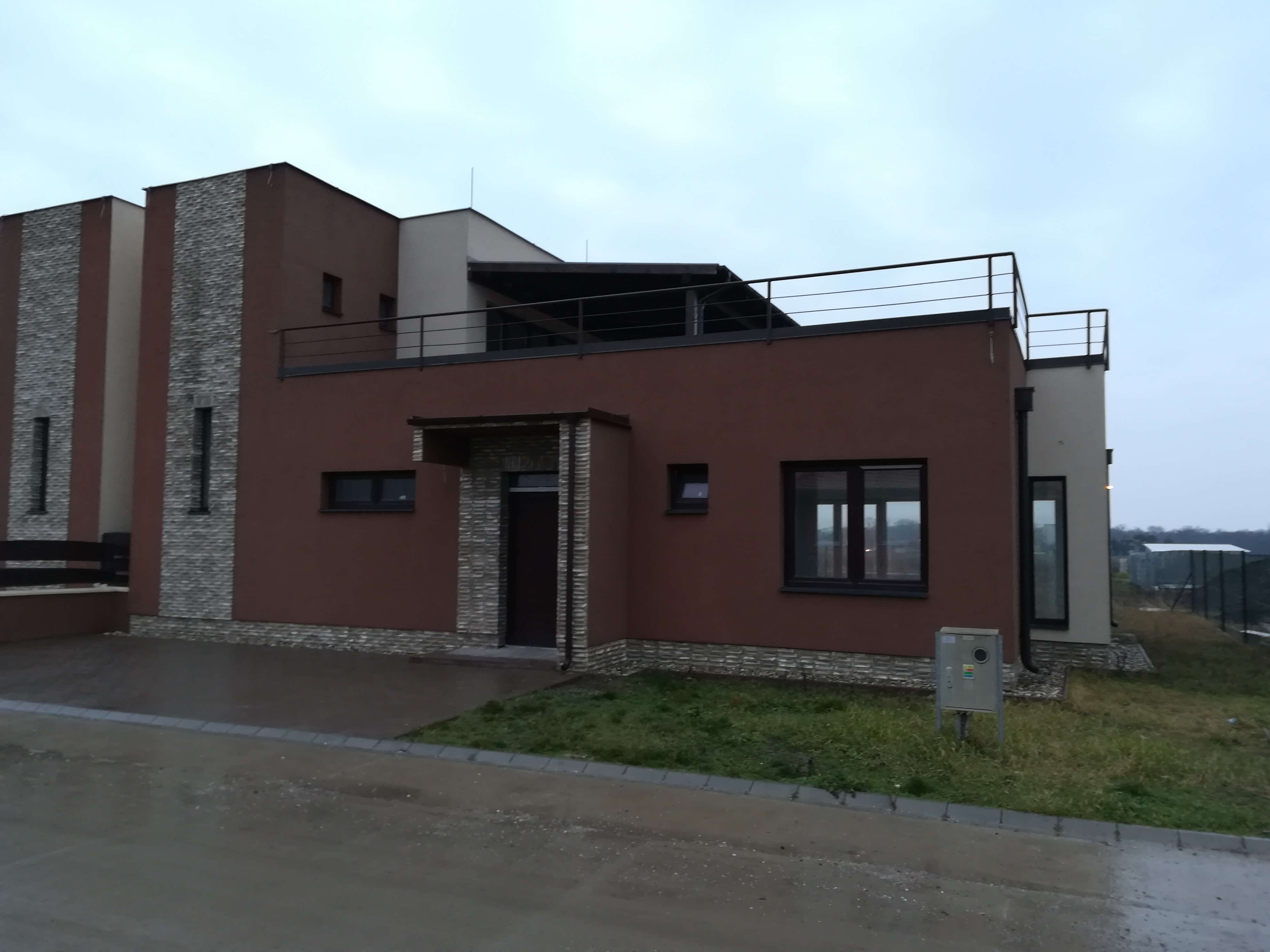 Predané: NOVOSTAVBA s terasou NA KĽÚČ + POZEMOK len 25km od Bratislavy-1