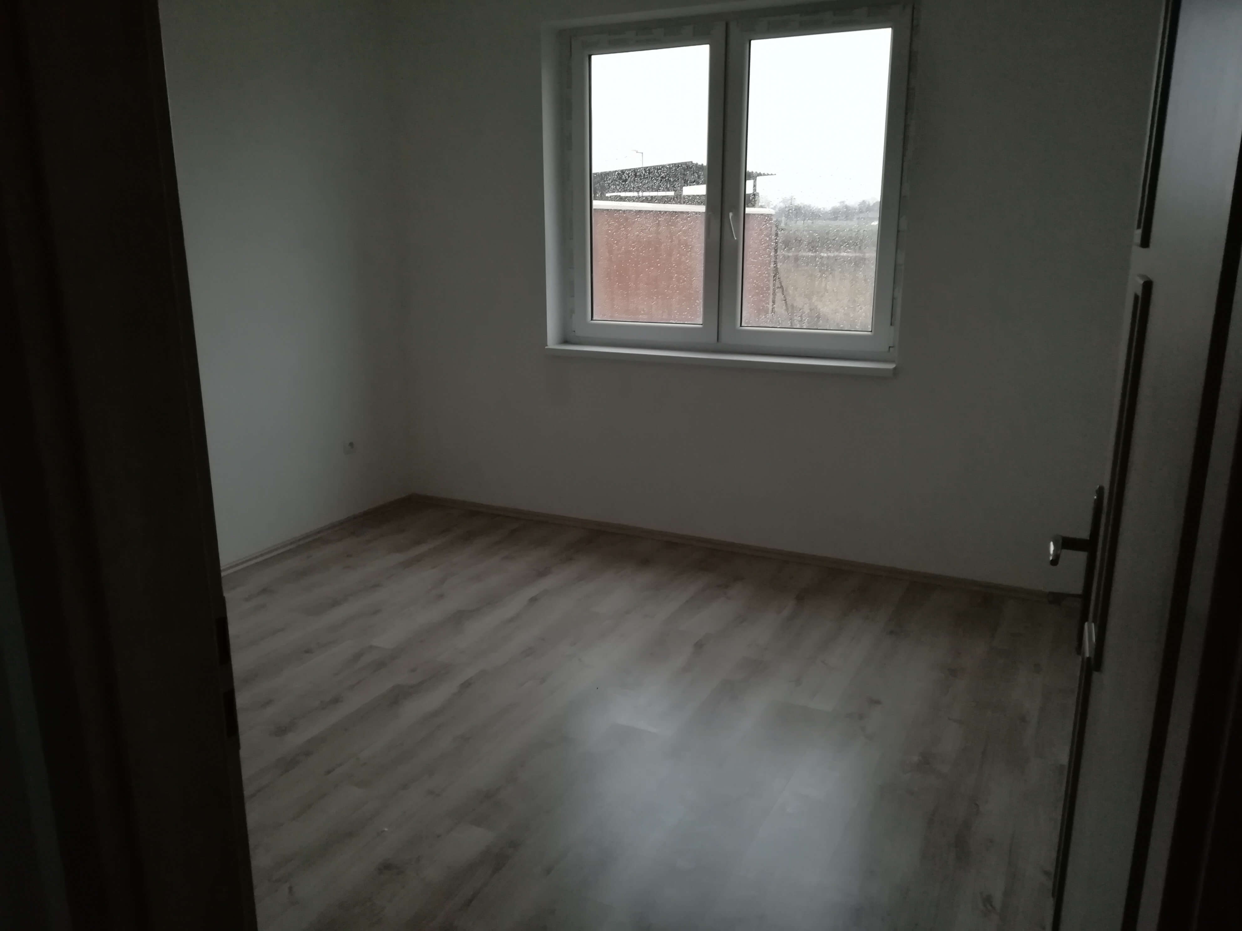 Predané: NOVOSTAVBA s terasou NA KĽÚČ + POZEMOK len 25km od Bratislavy-4