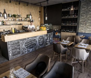 Predane: Obchodný priestor na gastro (kaviareň/bistro) v Slnečniciach, zóna Viladomy v Petržalke v Bratislave-1