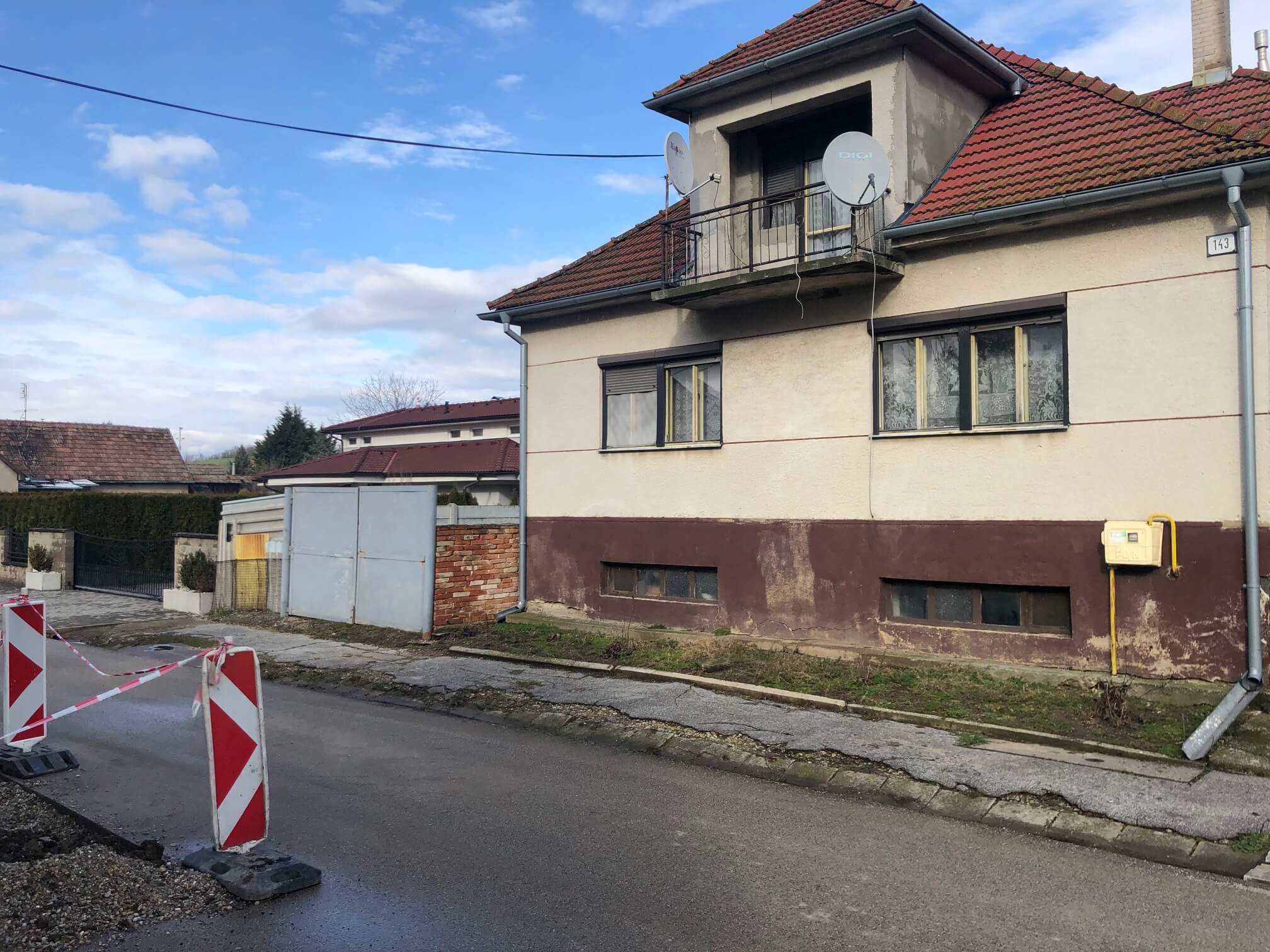 Prenajaté: Exkluzívne: Rodinný dom, 4 izbový, Šalgočka úžitková 140m2, podpivničenie 120m2, pozemok 1500m2-1