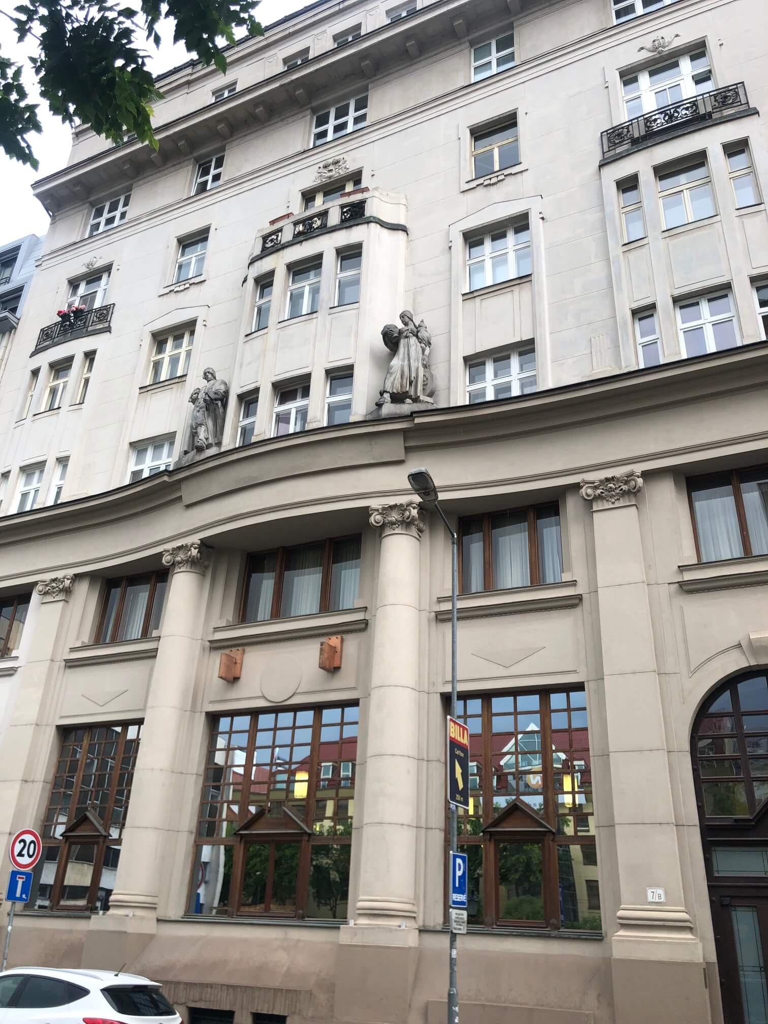 Prenajaté: Na prenájom exkluzívne 2 izbový byt, 73,34m2, v Centre BA, Gorkeho 7, 7 poschodie-19