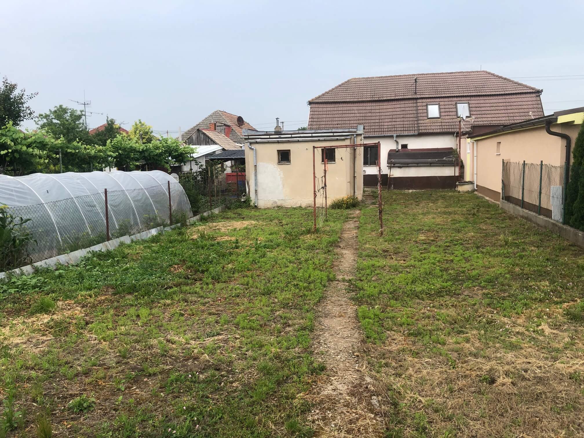 Predané: Pôvodný 4 izbový Rodinný dom v Šoporni, úžitková 96m2 plus 96m2 povala, pozemok 550m2-3