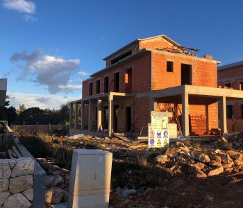 Predané: Veľký rozostavaný rodinný dom, 3NP spolu 355,13m2,pozemok 650m2,Novalja, na ostrove Pag, Chorvátsko-0