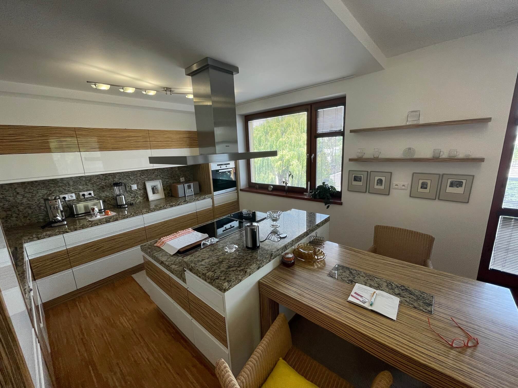 Predané: 4 IZBOVÝ BYT V Šamoríne, centre, 2 POSCHODIE, ÚŽITKOVÁ 145,20M2, BALKÓN 6M2, 2x PARKOVACIE MIESTO,-4