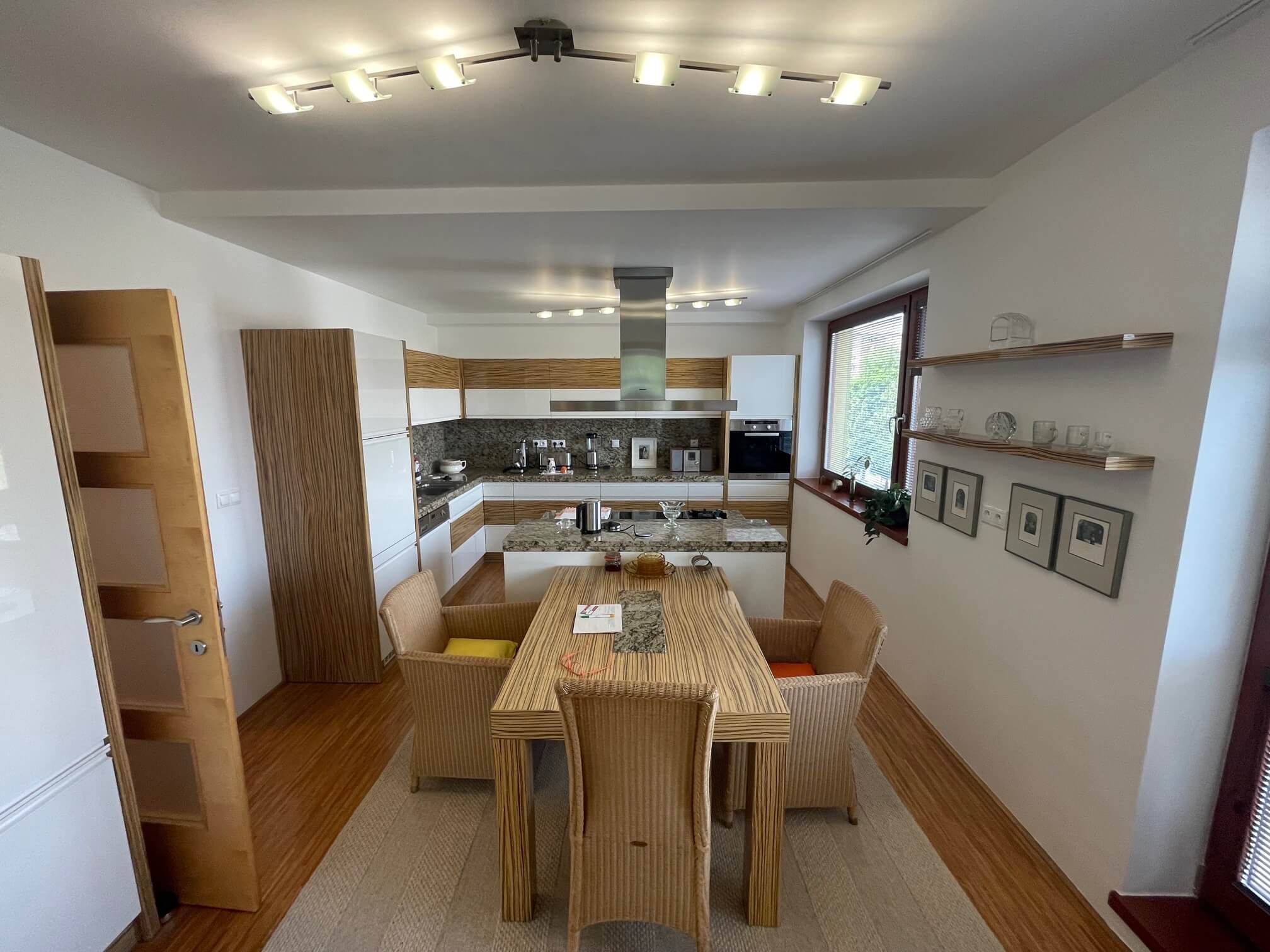 Predané: 4 IZBOVÝ BYT V Šamoríne, centre, 2 POSCHODIE, ÚŽITKOVÁ 145,20M2, BALKÓN 6M2, 2x PARKOVACIE MIESTO,-5