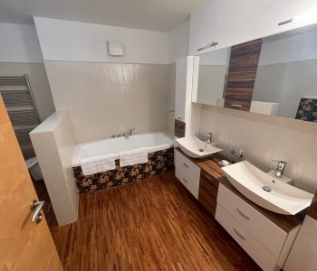 Predané: 4 IZBOVÝ BYT V Šamoríne, centre, 2 POSCHODIE, ÚŽITKOVÁ 145,20M2, BALKÓN 6M2, 2x PARKOVACIE MIESTO,-2