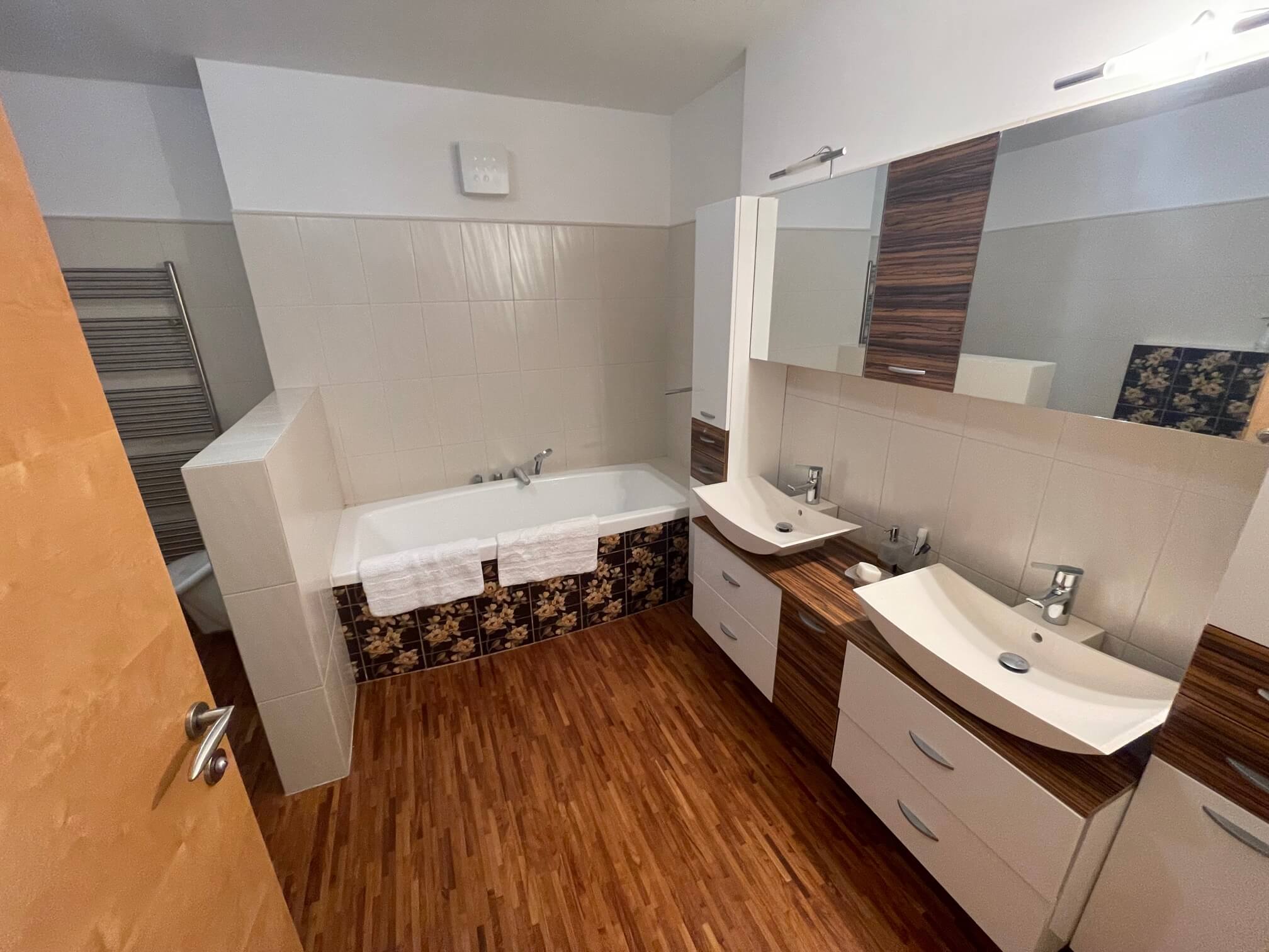 Predané: 4 IZBOVÝ BYT V Šamoríne, centre, 2 POSCHODIE, ÚŽITKOVÁ 145,20M2, BALKÓN 6M2, 2x PARKOVACIE MIESTO,-2