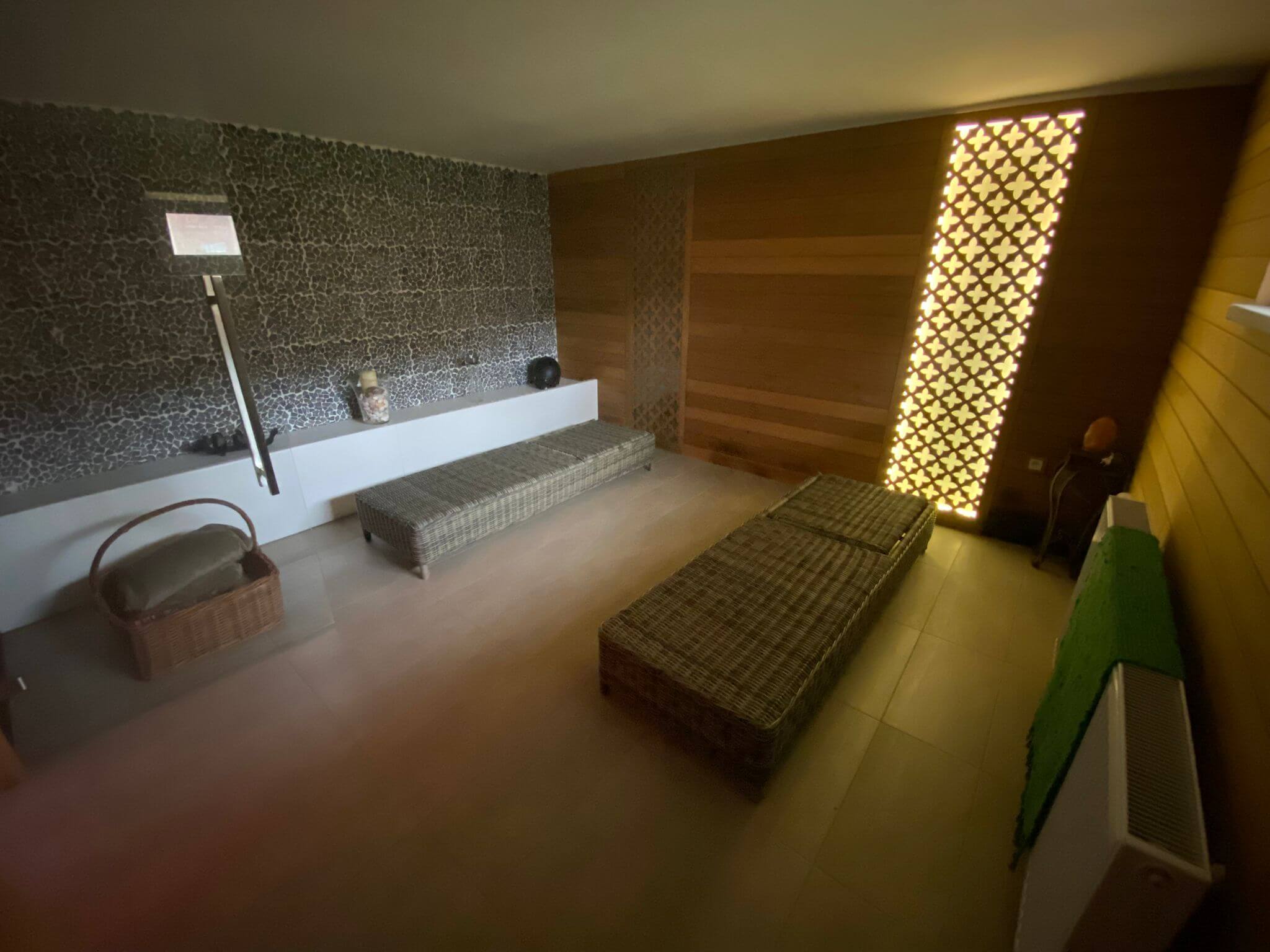 Predané: Rodinná Vila 6 izbová, úžitková 650m2, 3 podlažia, pozemok 1008m2, Lučenec – Opatová-44