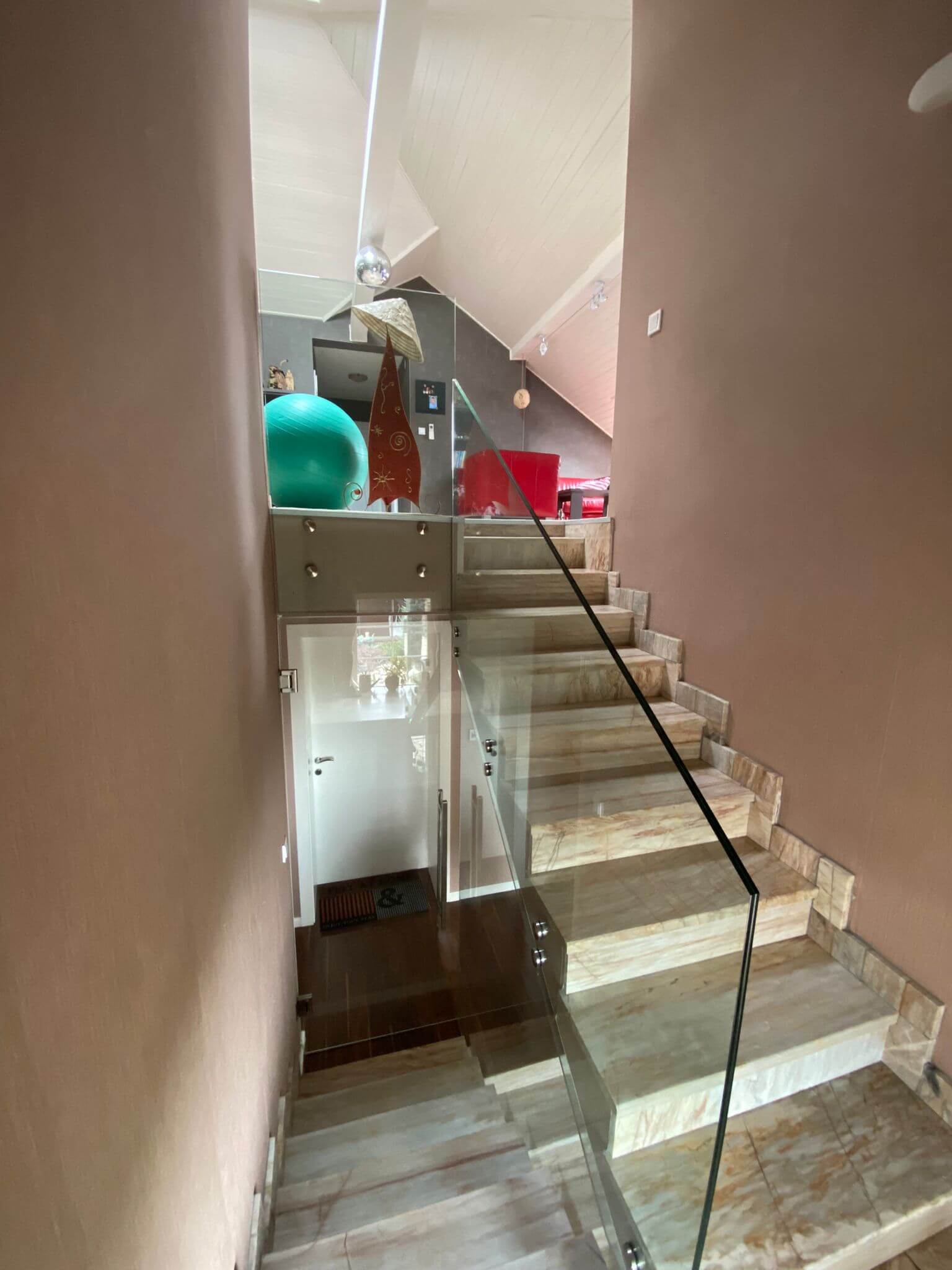Predané: Rodinná Vila 6 izbová, úžitková 650m2, 3 podlažia, pozemok 1008m2, Lučenec – Opatová-61