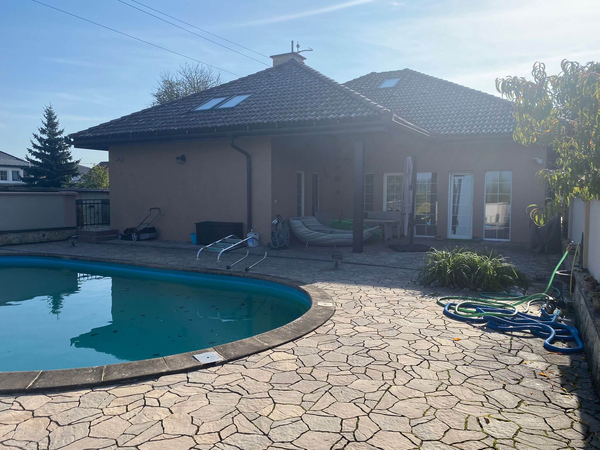 Predané: Rodinná Vila 6 izbová, úžitková 650m2, 3 podlažia, pozemok 1008m2, Lučenec – Opatová-27
