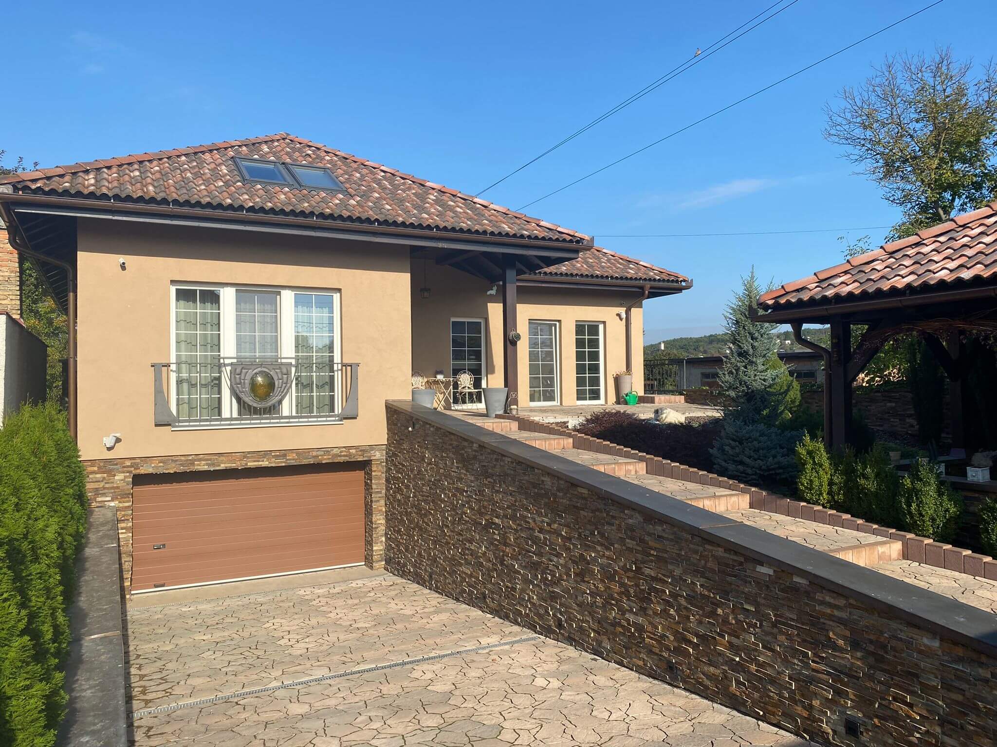 Predané: Rodinná Vila 6 izbová, úžitková 650m2, 3 podlažia, pozemok 1008m2, Lučenec – Opatová-48