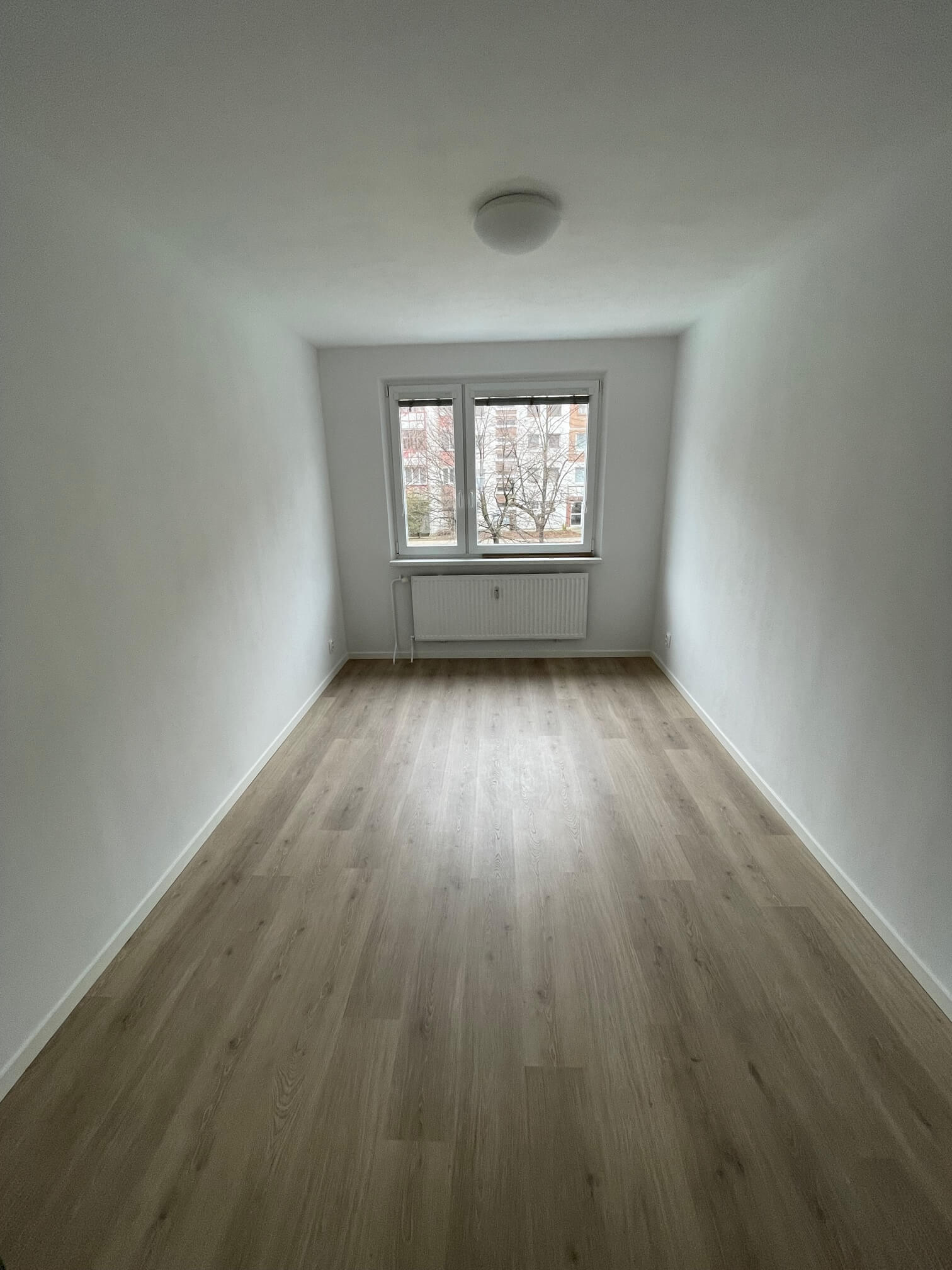 Prenajaté: Izby na prenájom v 3 izbovom byte, Karlovka, Kolísková 6 v Bratislave, 300€ izba, izba má 20m2 s  balkónom,-36
