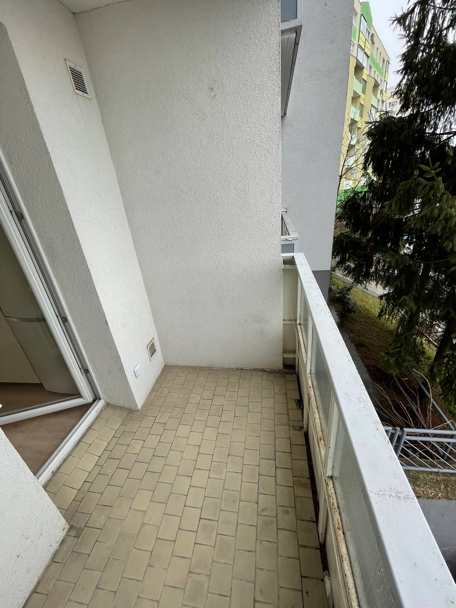 Prenajaté: Izby na prenájom v 3 izbovom byte, Karlovka, Kolísková 6 v Bratislave, 300€ izba, izba má 20m2 s  balkónom,-16