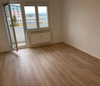 Prenajaté: Izby na prenájom v 3 izbovom byte, Karlovka, Kolísková 6 v Bratislave, 300€ izba, izba má 20m2 s  balkónom,-1