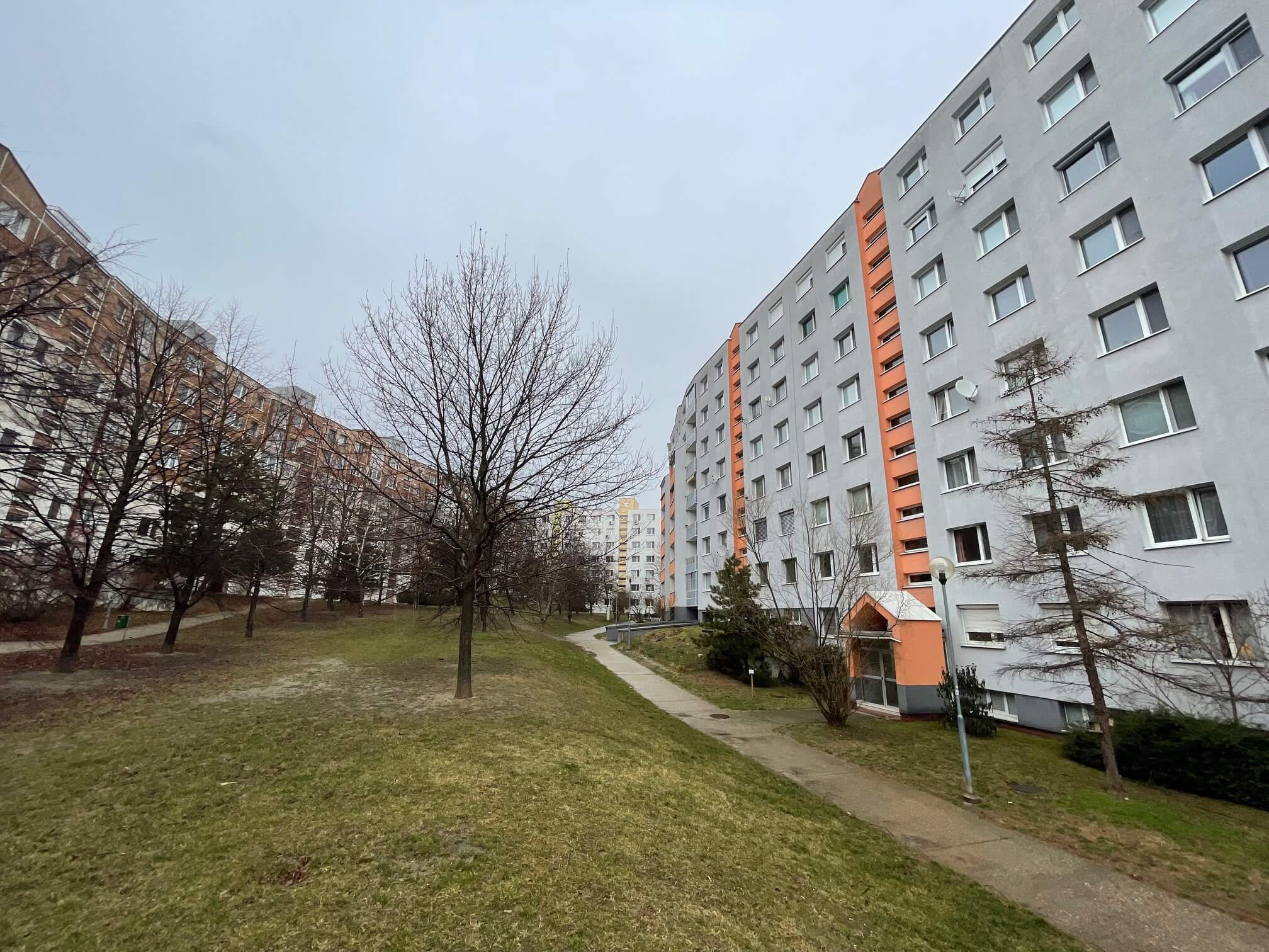Prenajaté: Izby na prenájom v 3 izbovom byte, Karlovka, Kolísková 6 v Bratislave, 300€ izba, izba má 20m2 s  balkónom,-6