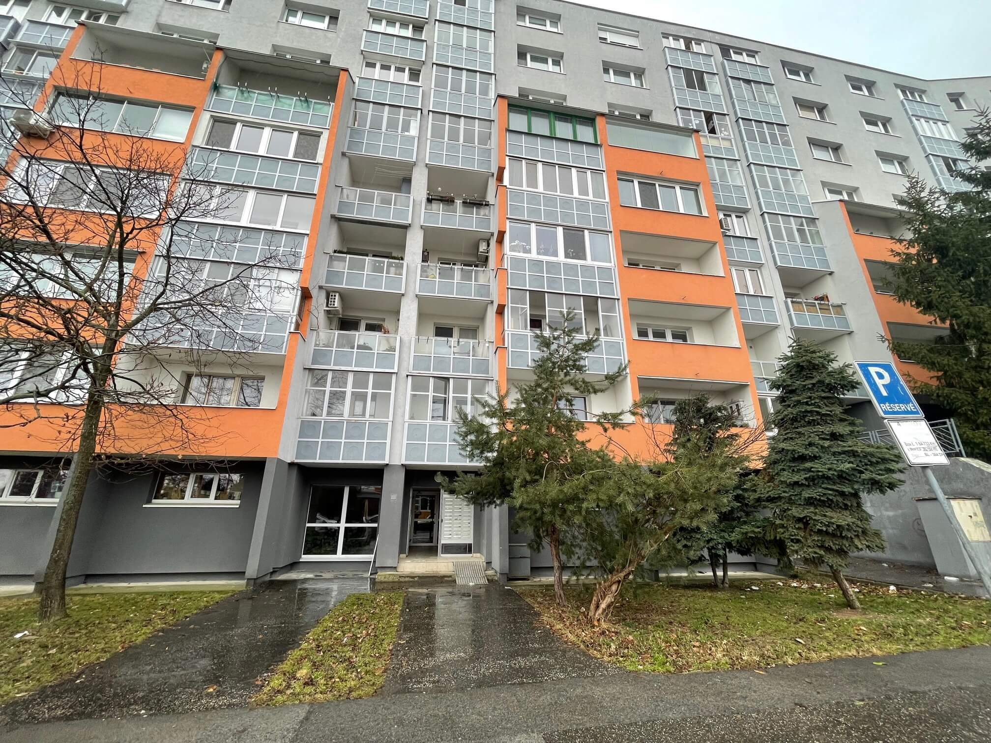 Prenajaté: Izby na prenájom v 3 izbovom byte, Karlovka, Kolísková 6 v Bratislave, 300€ izba, izba má 20m2 s  balkónom,-4