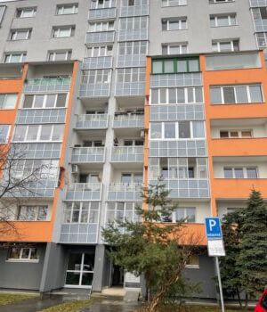 Prenajaté: Izby na prenájom v 3 izbovom byte, Karlovka, Kolísková 6 v Bratislave, 300€ izba, izba má 20m2 s  balkónom,-2