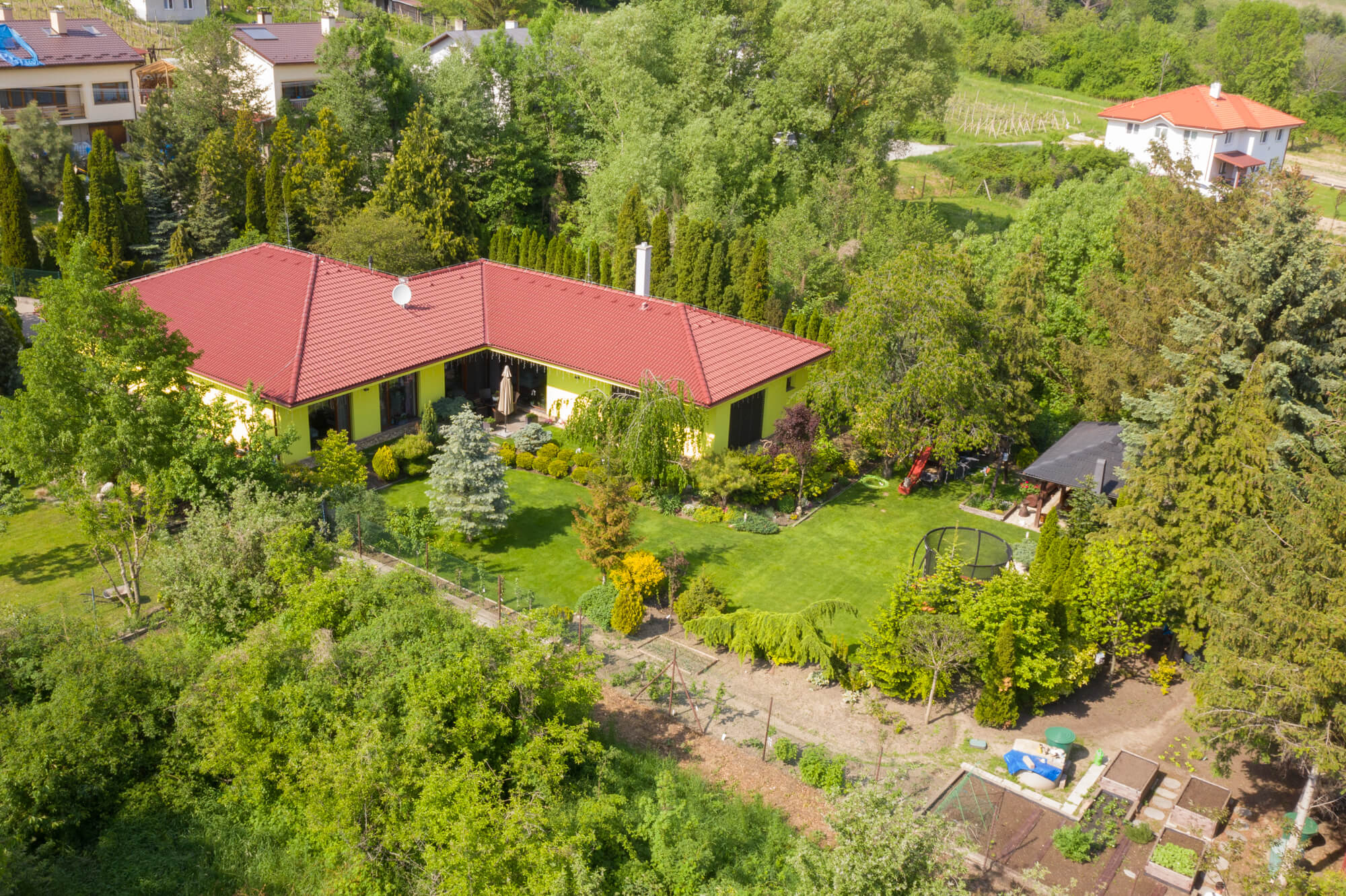 Rodinný dom v obci Častá, 4 izbový, úžitková plocha 213,05m2, pozemok 1687m2, garáž-11