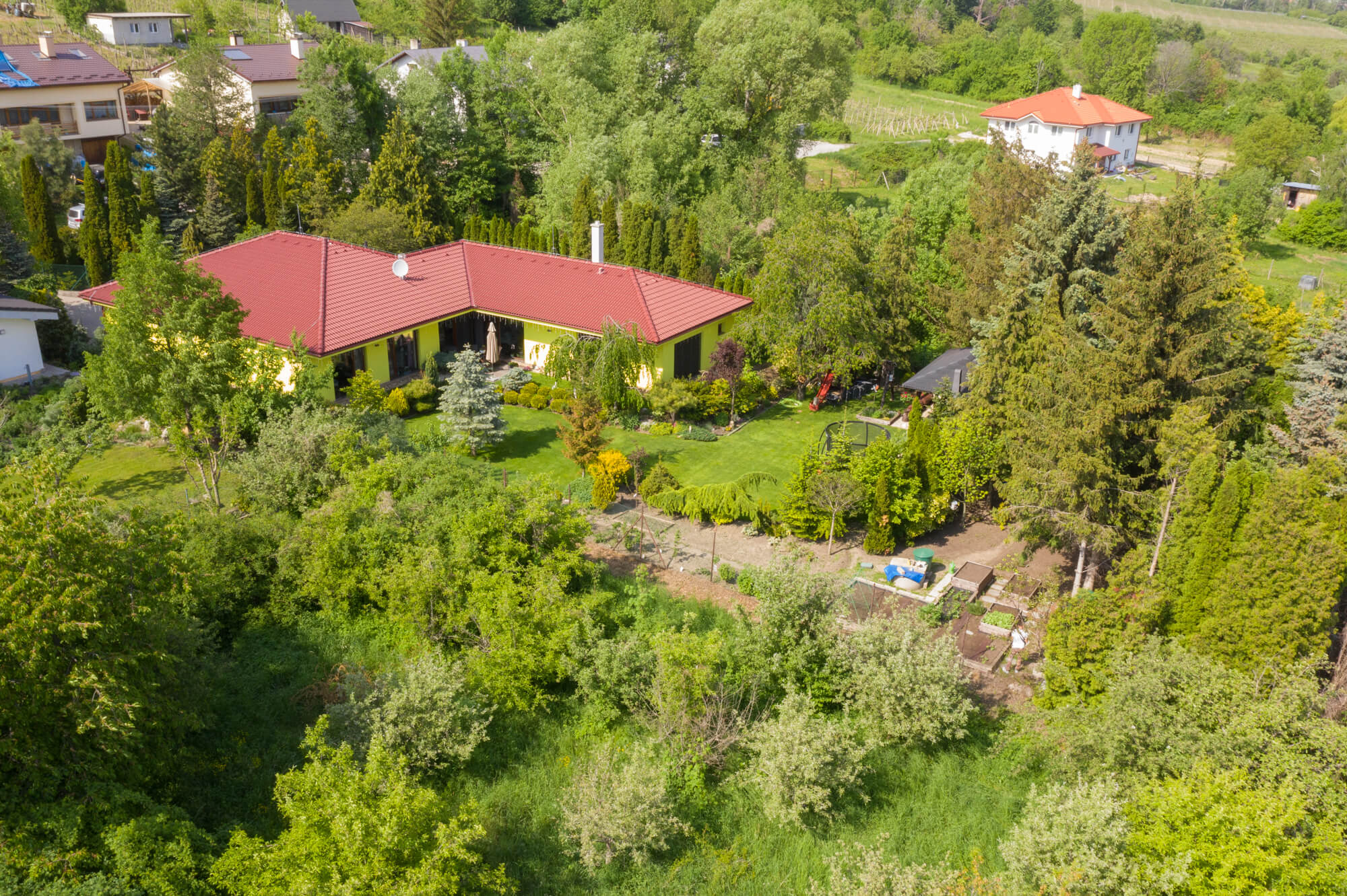 Rodinný dom v obci Častá, 4 izbový, úžitková plocha 213,05m2, pozemok 1687m2, garáž-1