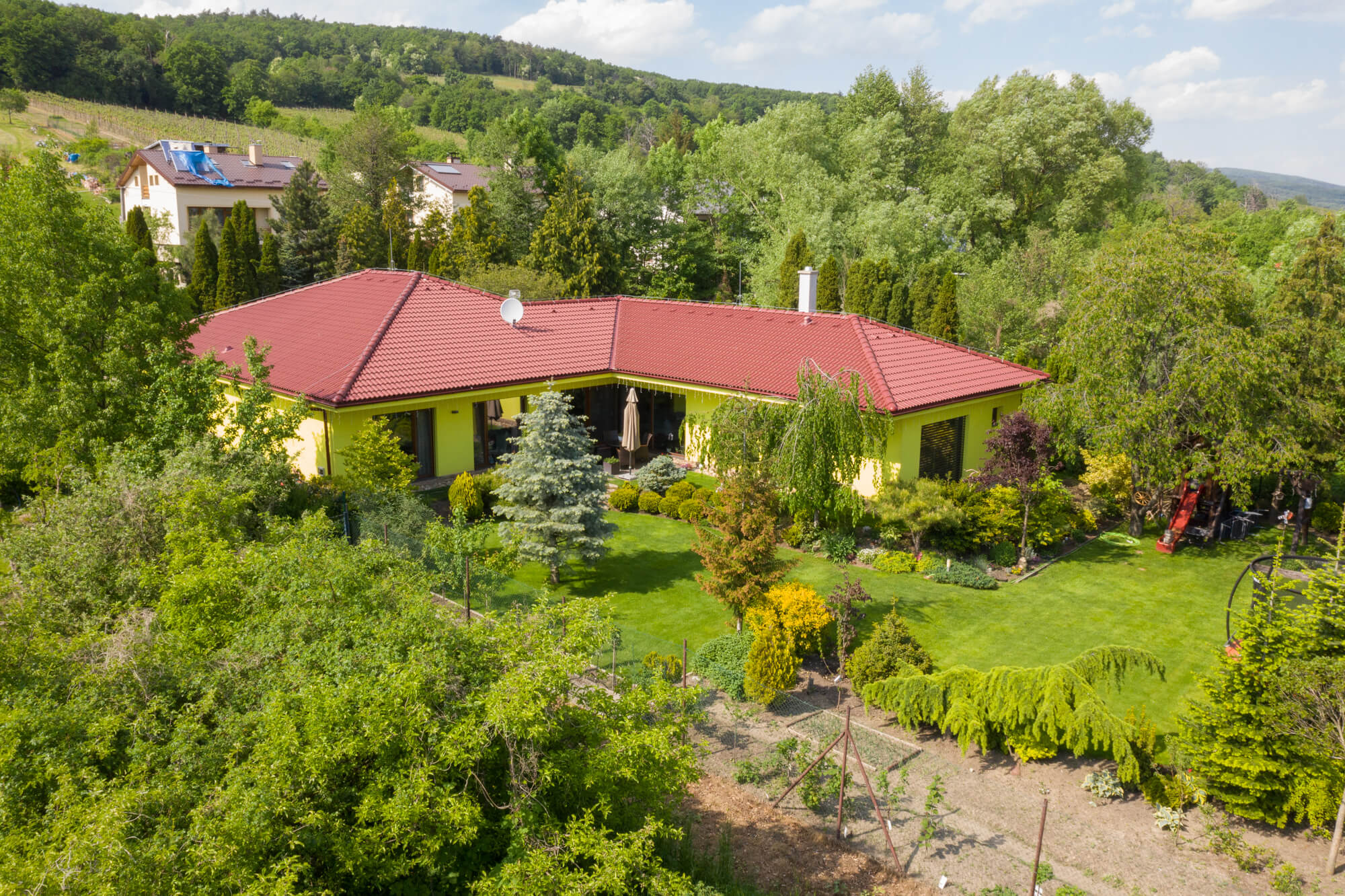 Rodinný dom v obci Častá, 4 izbový, úžitková plocha 213,05m2, pozemok 1687m2, garáž-5