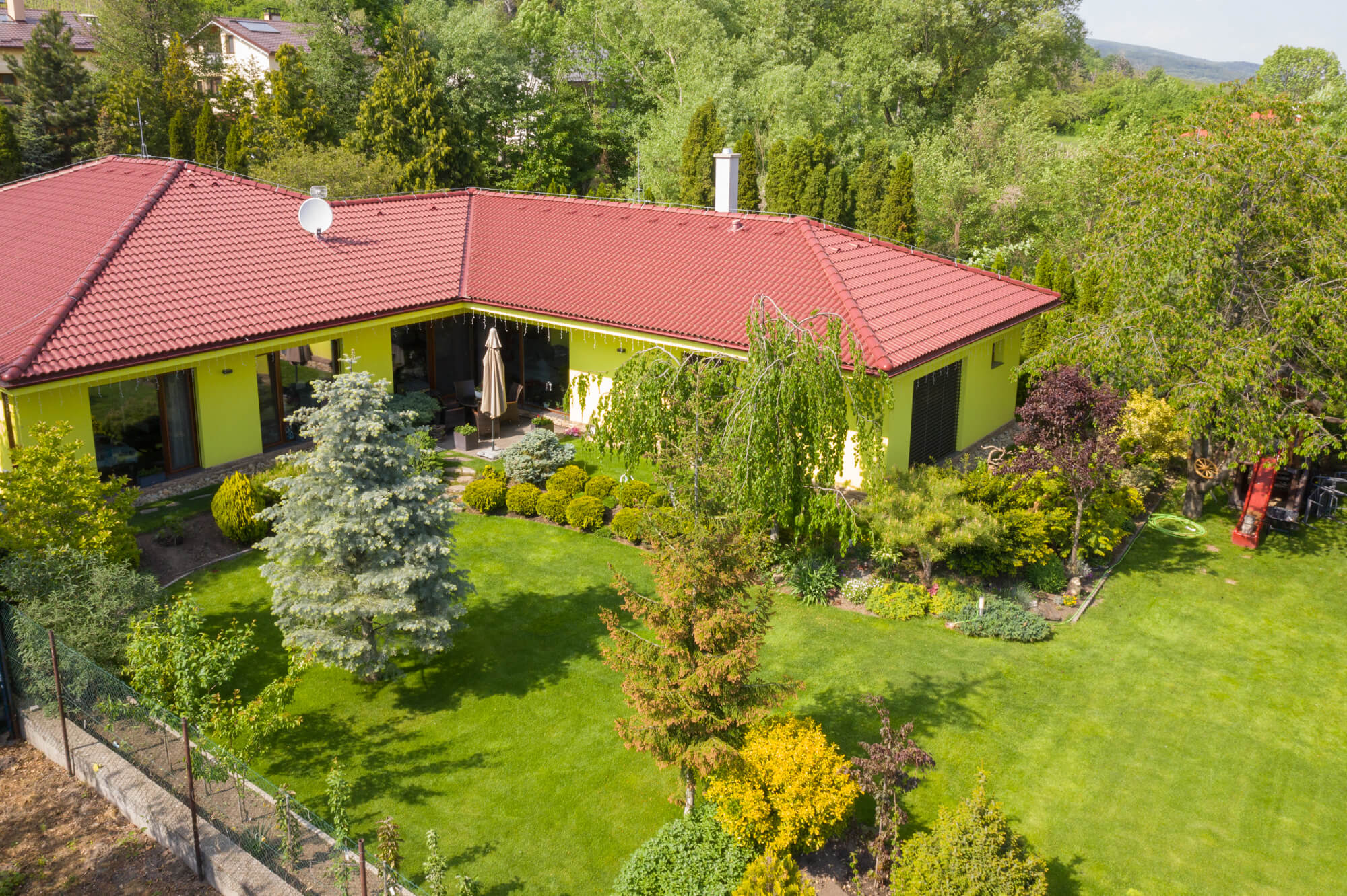 Rodinný dom v obci Častá, 4 izbový, úžitková plocha 213,05m2, pozemok 1687m2, garáž-4