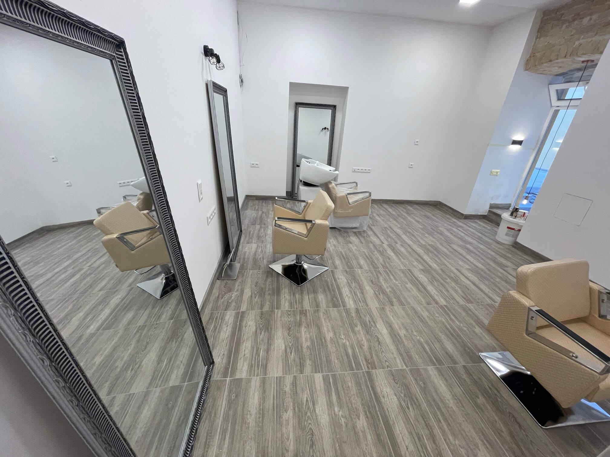 Prenajatý: Priestor na kaderníctvo, barberstvo, 22m2, zariadené kompletne, kompletná rekonštrukcia, obchodná ulica v Bratislave, parkovanie-3