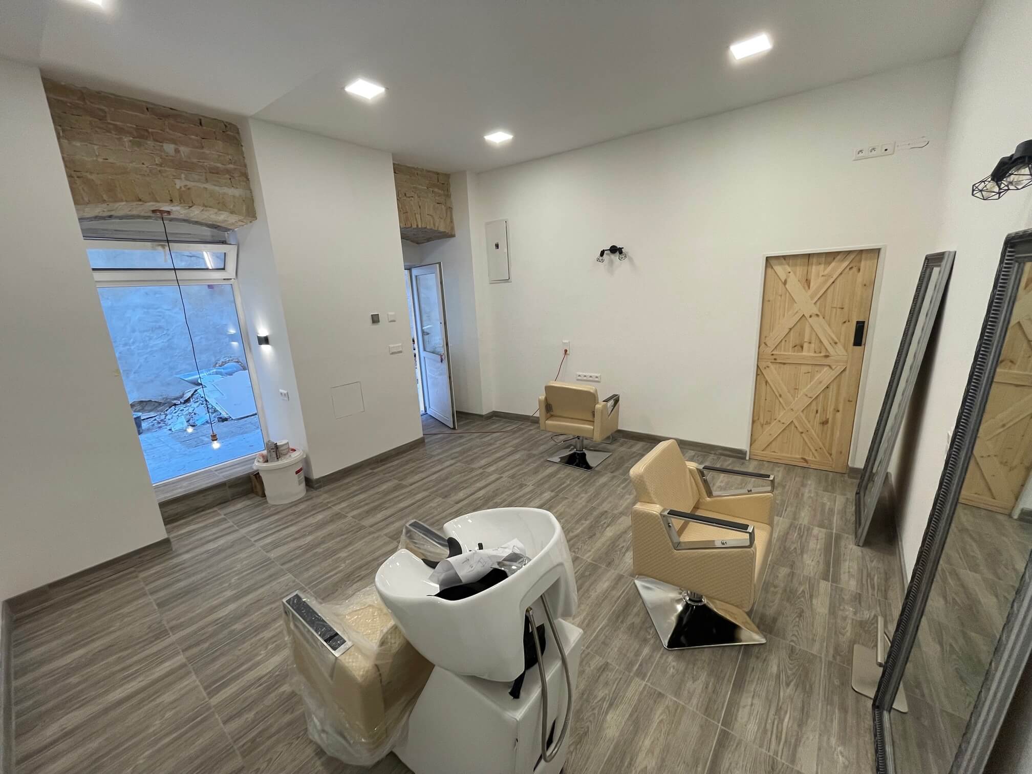 Prenajatý: Priestor na kaderníctvo, barberstvo, 22m2, zariadené kompletne, kompletná rekonštrukcia, obchodná ulica v Bratislave, parkovanie-0