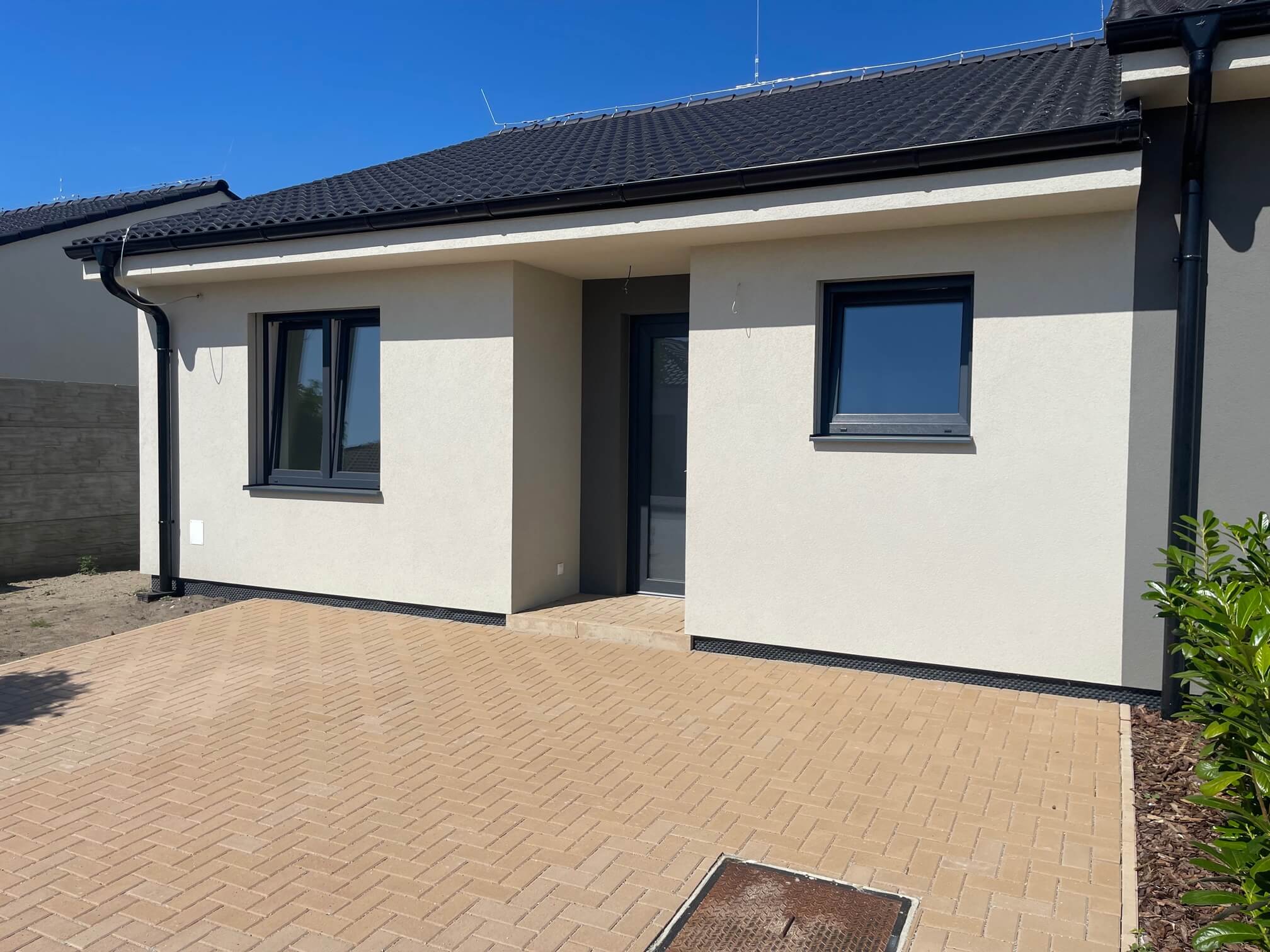 Predané: Na predaj novostavba posledné 4 trojizbové byty z trojdomov, úžitková 71,17m2, pozemok 177m2, v Kostolišti  s možnosťou dokončenia do štandardu-8