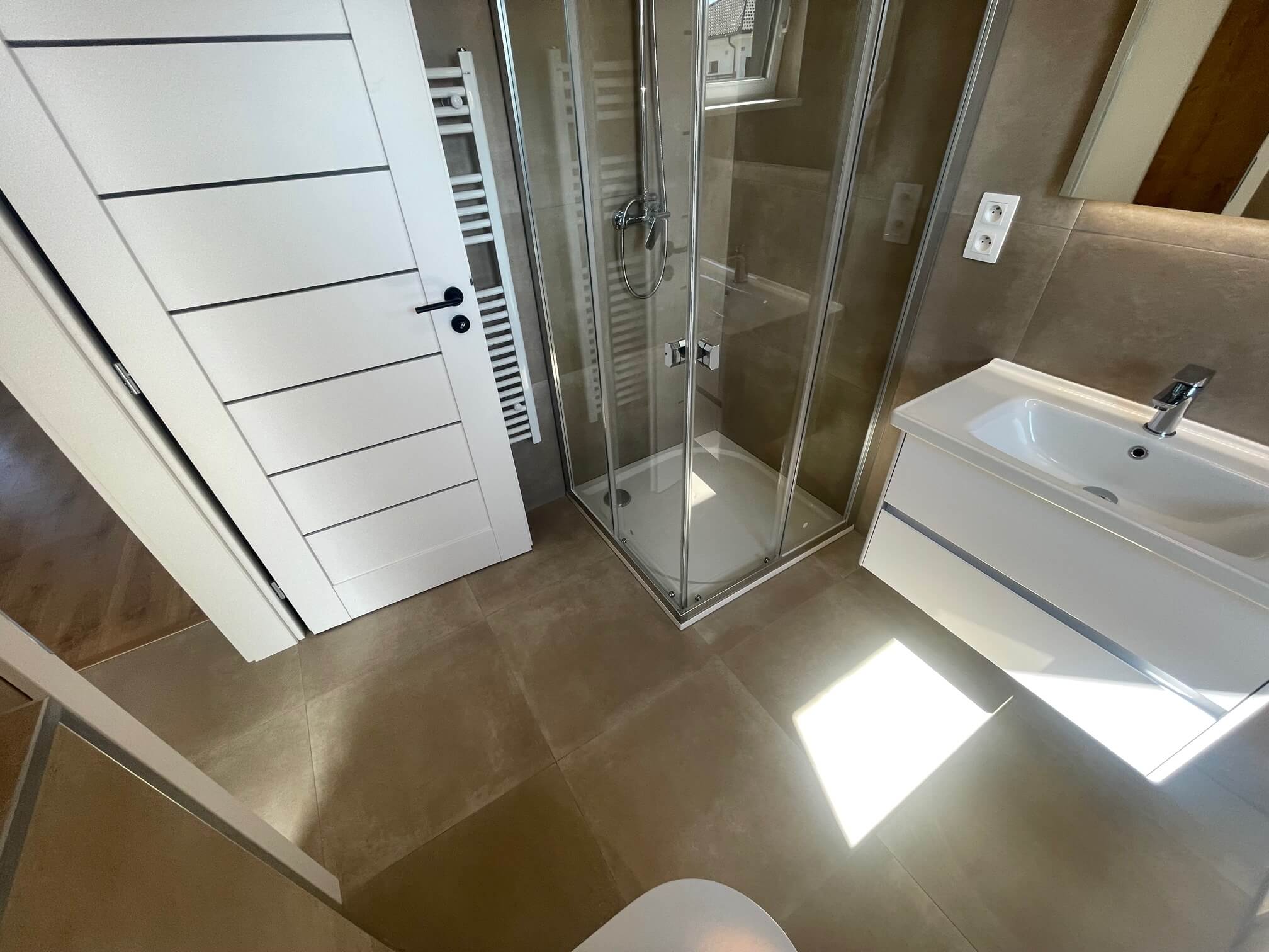 Predané: Na predaj novostavba posledné 4 trojizbové byty z trojdomov, úžitková 71,17m2, pozemok 177m2, v Kostolišti  s možnosťou dokončenia do štandardu-26