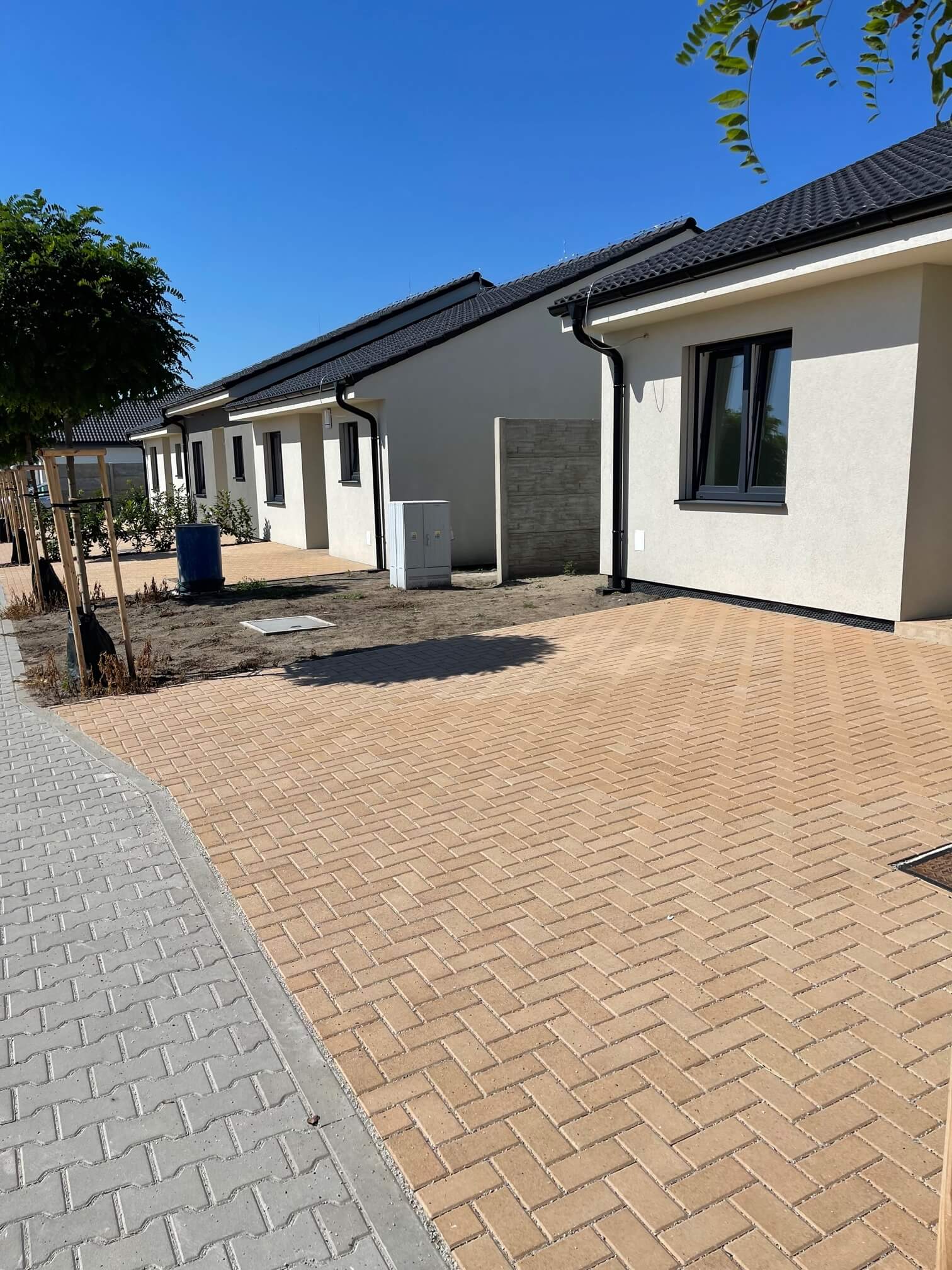 Predané: Na predaj novostavba posledné 4 trojizbové byty z trojdomov, úžitková 71,17m2, pozemok 177m2, v Kostolišti  s možnosťou dokončenia do štandardu-7