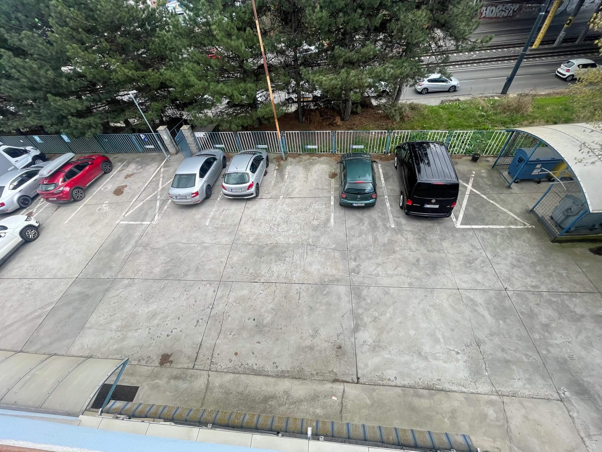 Prenajaté: 3 izbový byt, Vajnorská, úžitková plocha 113m2, plus loggia 8m2, balkón 6m2, pivnica, garáž, 2 parkovacie miesta vonku-40