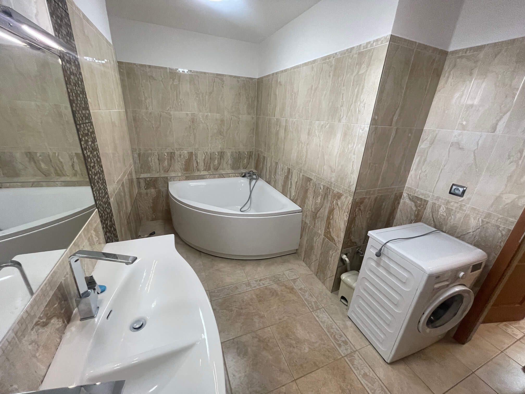 Prenajaté: 3 izbový byt, Vajnorská, úžitková plocha 113m2, plus loggia 8m2, balkón 6m2, pivnica, garáž, 2 parkovacie miesta vonku-24
