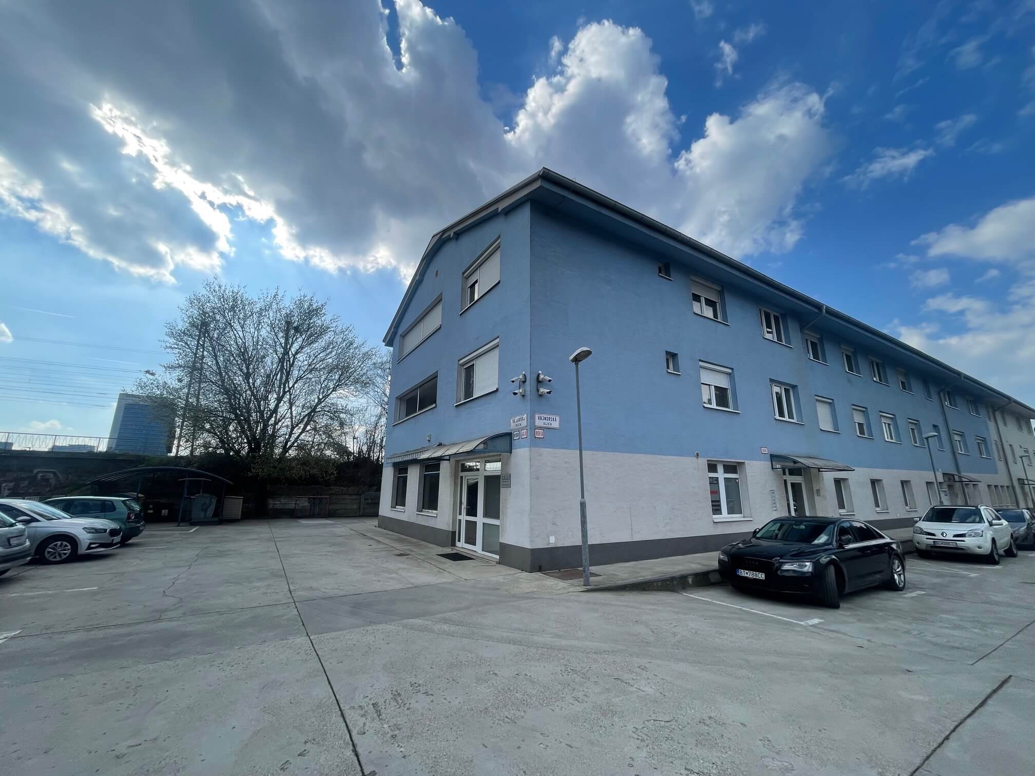 Prenajaté: 3 izbový byt, Vajnorská, úžitková plocha 113m2, plus loggia 8m2, balkón 6m2, pivnica, garáž, 2 parkovacie miesta vonku-32