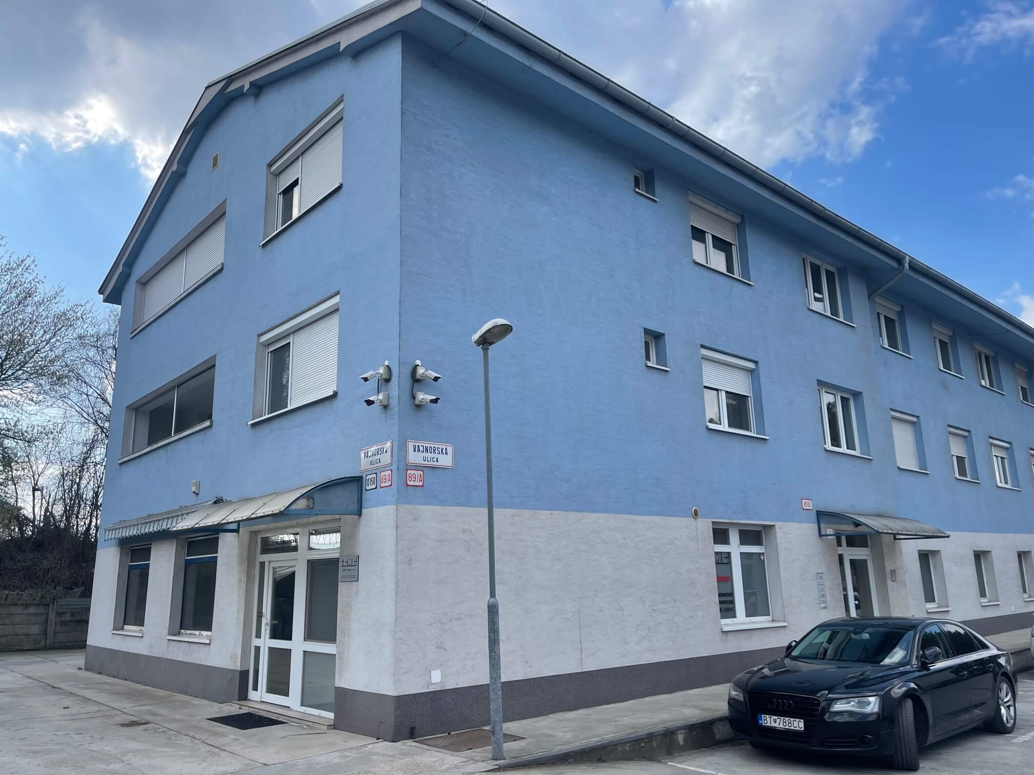 Prenajaté: 3 izbový byt, Vajnorská, úžitková plocha 113m2, plus loggia 8m2, balkón 6m2, pivnica, garáž, 2 parkovacie miesta vonku-30