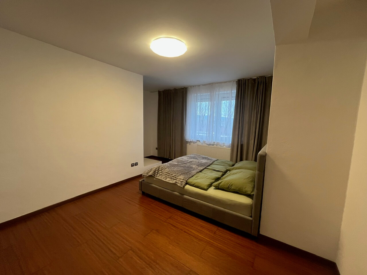 Prenajaté: 3 izbový byt, Vajnorská, úžitková plocha 113m2, plus loggia 8m2, balkón 6m2, pivnica, garáž, 2 parkovacie miesta vonku-15