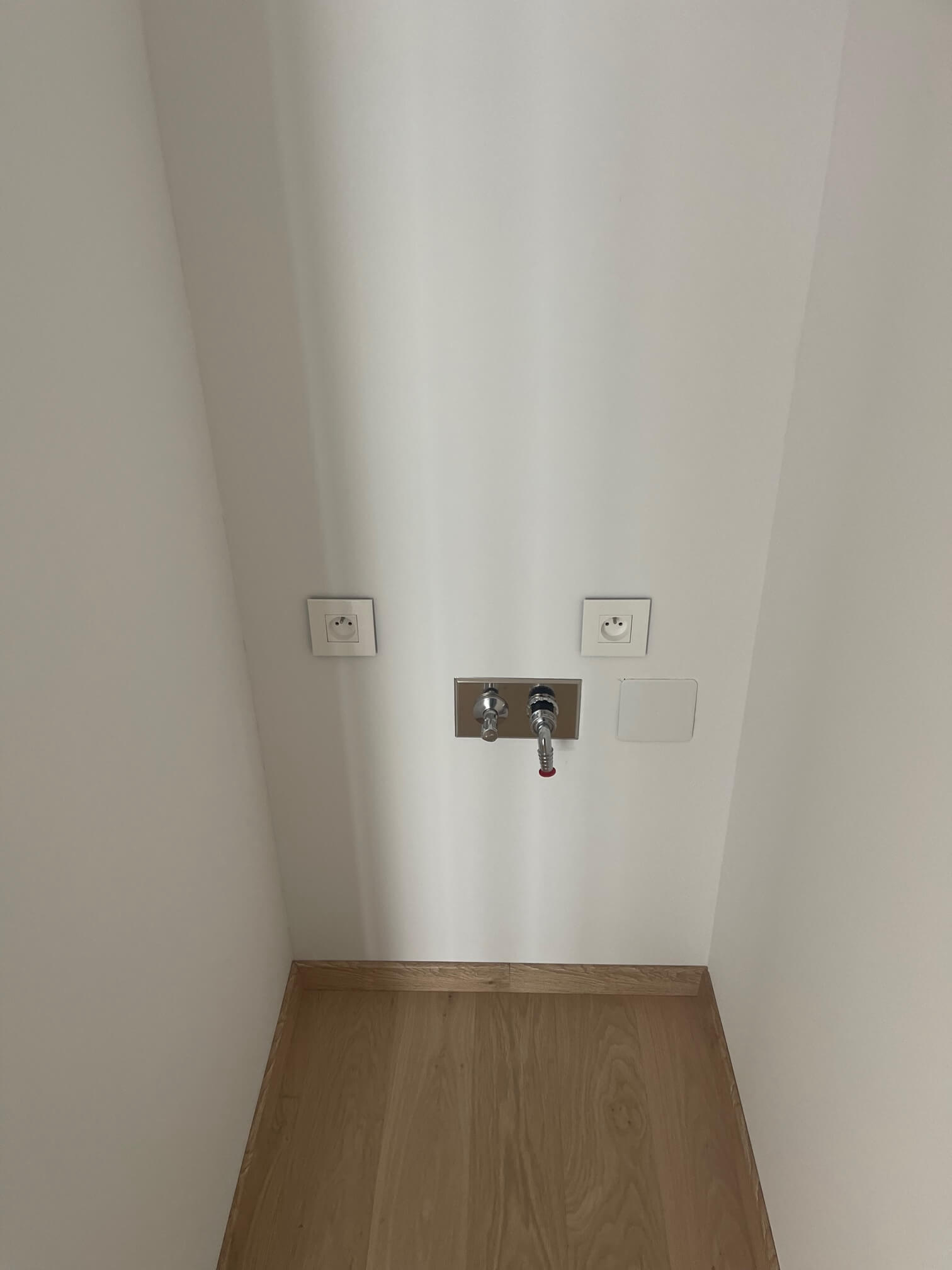 Predané: 2 Izbový byt,  Eurovea Tower, 56,4m2 úžitková, loggia 10,2m2, 33 poschodie, kobka 3,10 m2, Garážové miesto-12