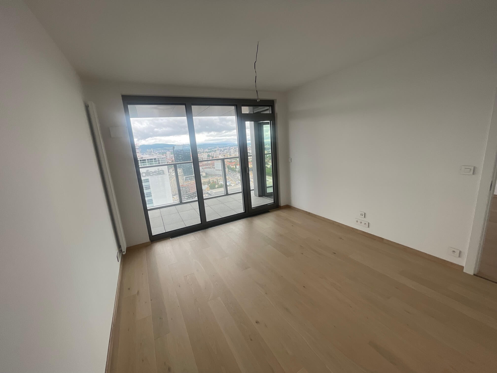 Predané: 2 Izbový byt,  Eurovea Tower, 56,4m2 úžitková, loggia 10,2m2, 33 poschodie, kobka 3,10 m2, Garážové miesto-9