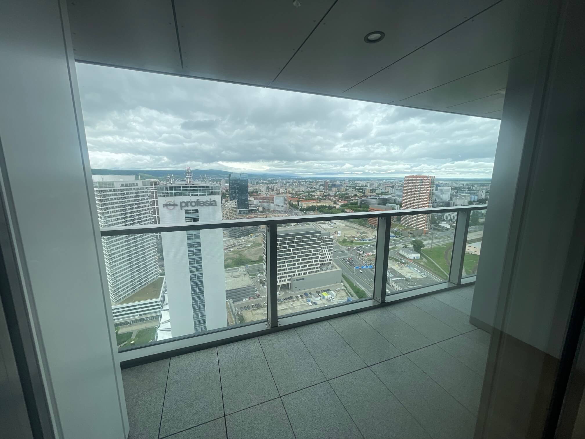 Predané: 2 Izbový byt,  Eurovea Tower, 56,4m2 úžitková, loggia 10,2m2, 33 poschodie, kobka 3,10 m2, Garážové miesto-26