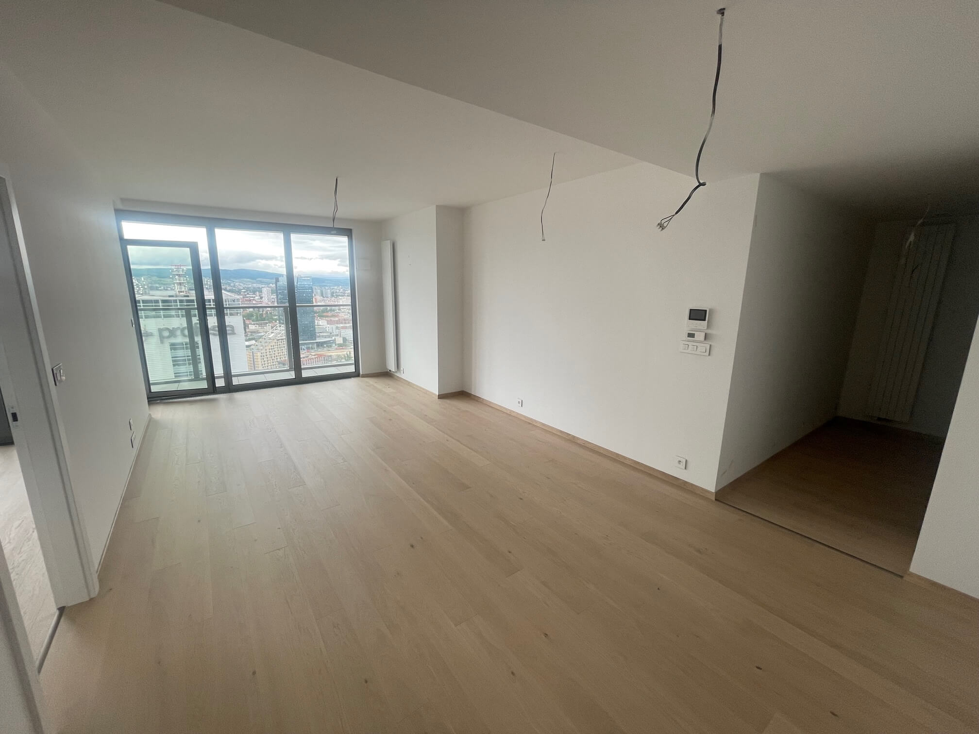 Predané: 2 Izbový byt,  Eurovea Tower, 56,4m2 úžitková, loggia 10,2m2, 33 poschodie, kobka 3,10 m2, Garážové miesto-0