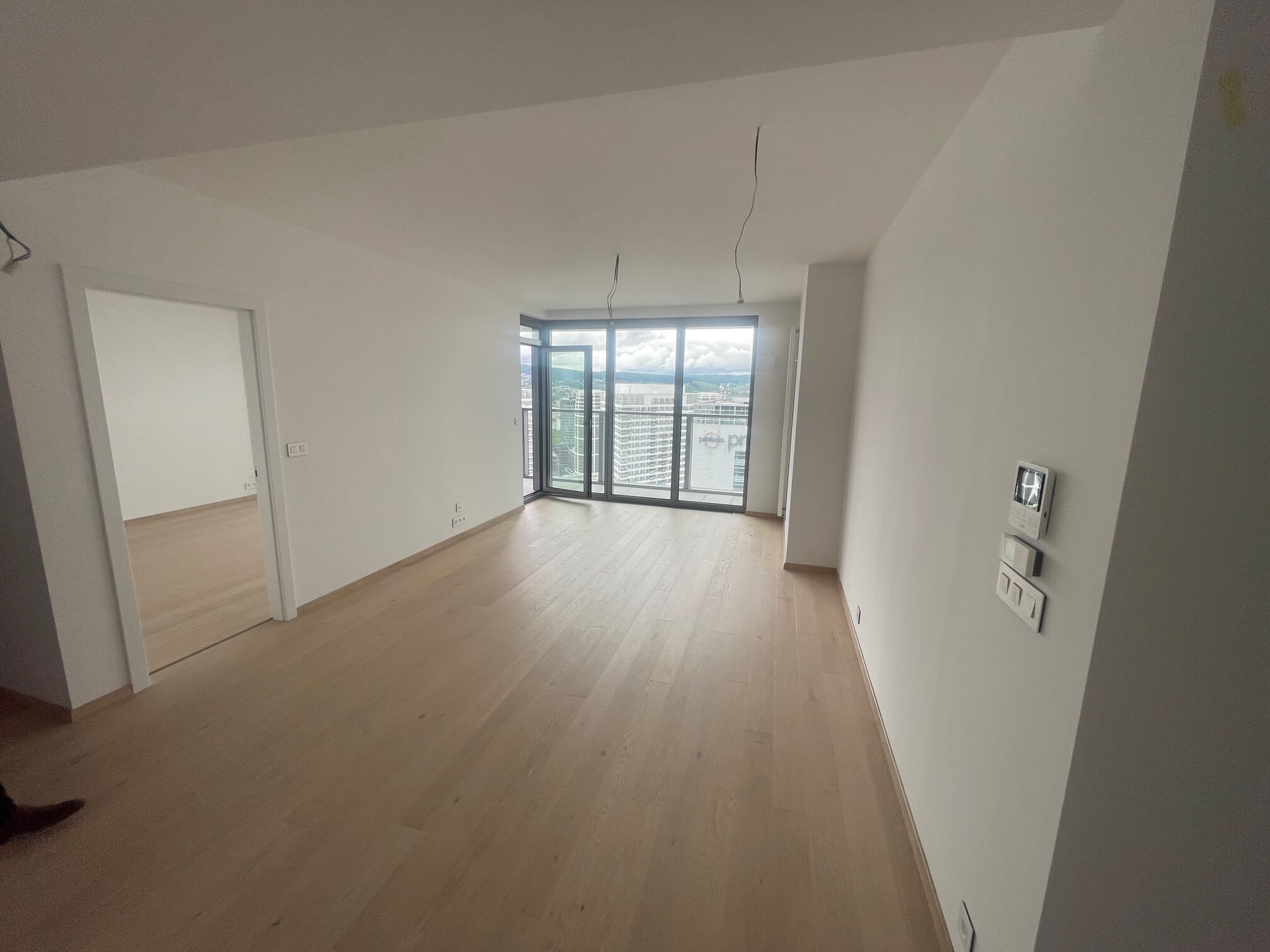 Predané: 2 Izbový byt,  Eurovea Tower, 56,4m2 úžitková, loggia 10,2m2, 33 poschodie, kobka 3,10 m2, Garážové miesto-5