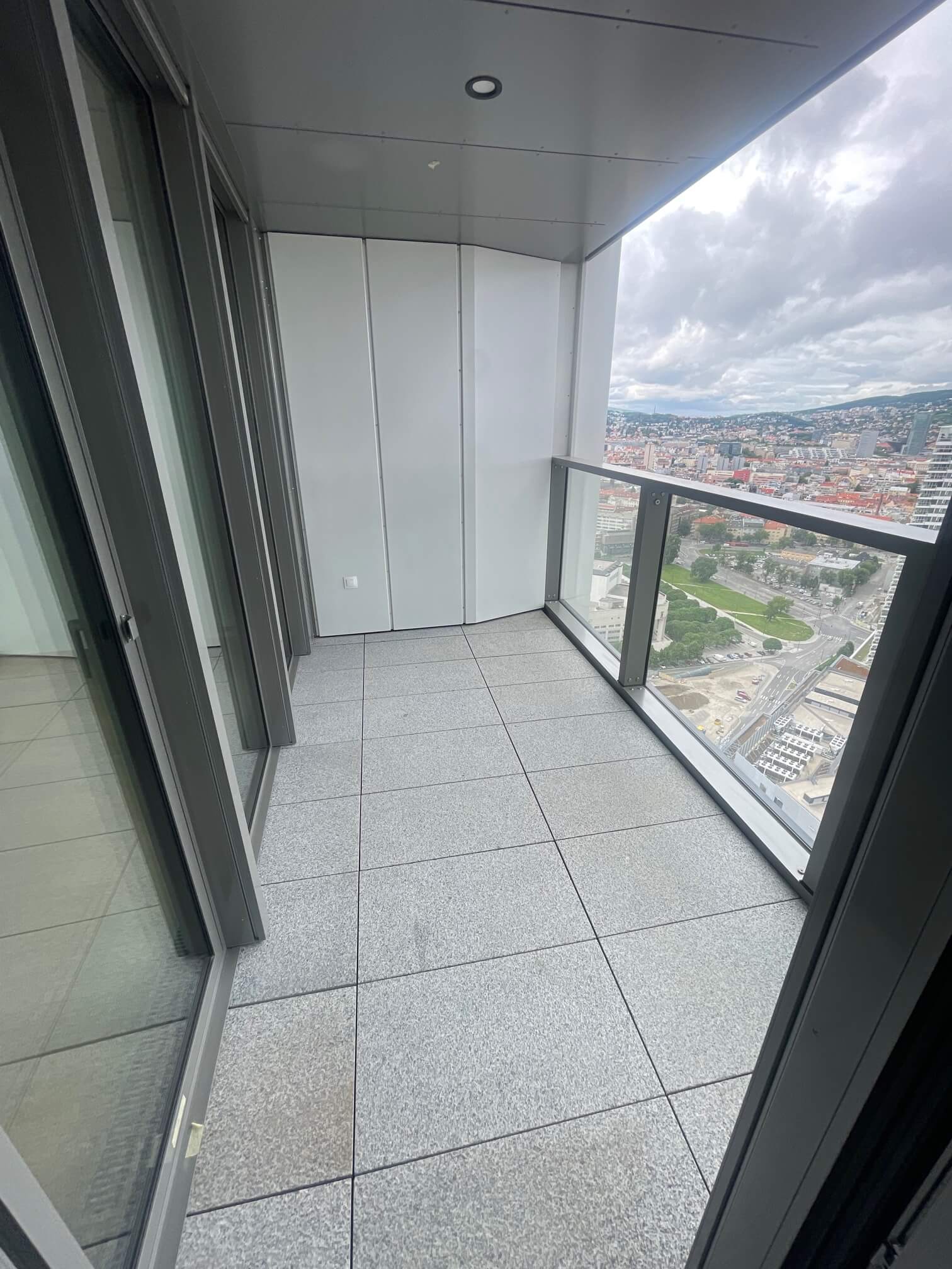 Predané: 2 Izbový byt,  Eurovea Tower, 56,4m2 úžitková, loggia 10,2m2, 33 poschodie, kobka 3,10 m2, Garážové miesto-25