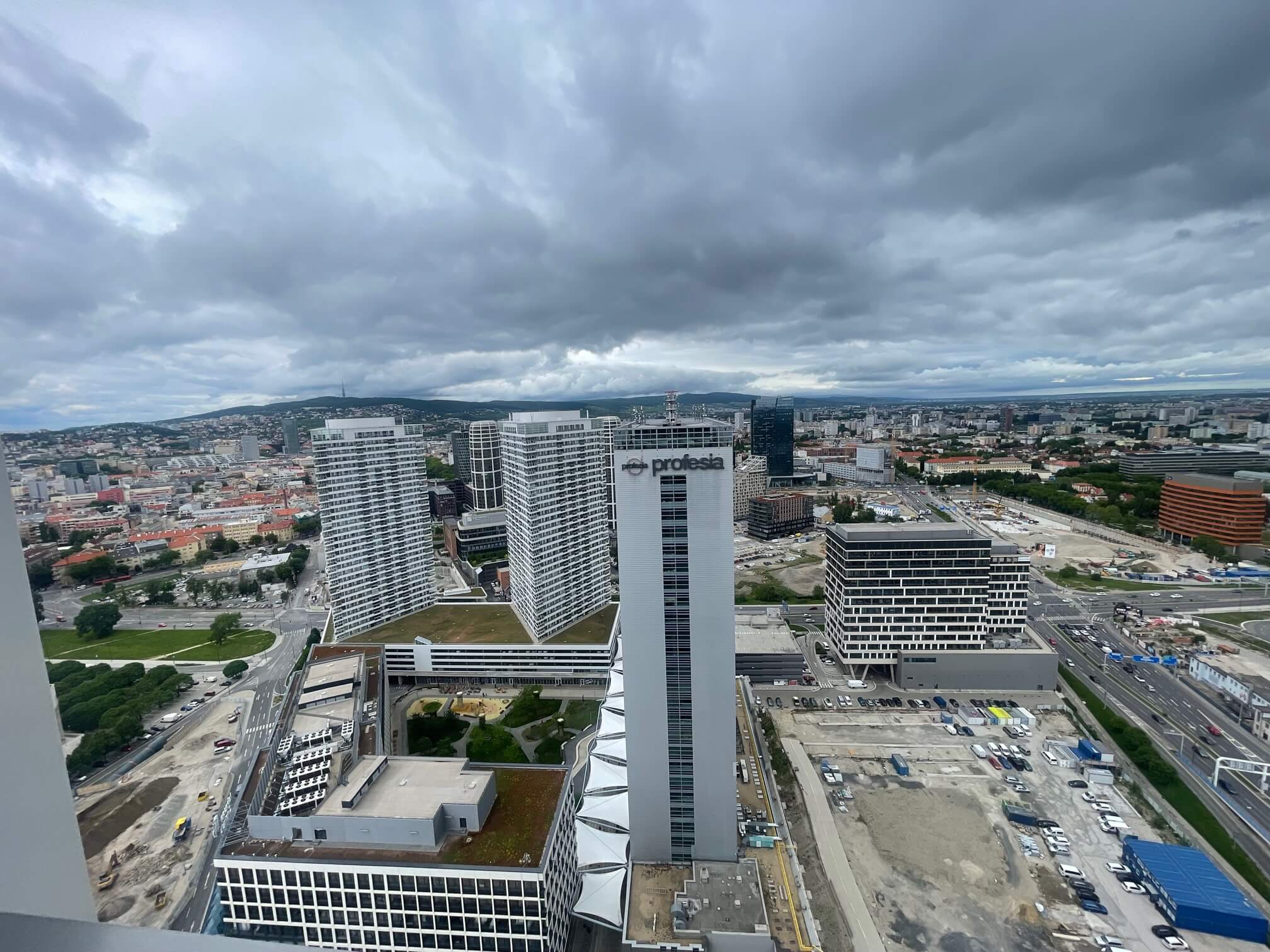 Predané: 2 Izbový byt,  Eurovea Tower, 56,4m2 úžitková, loggia 10,2m2, 33 poschodie, kobka 3,10 m2, Garážové miesto-24