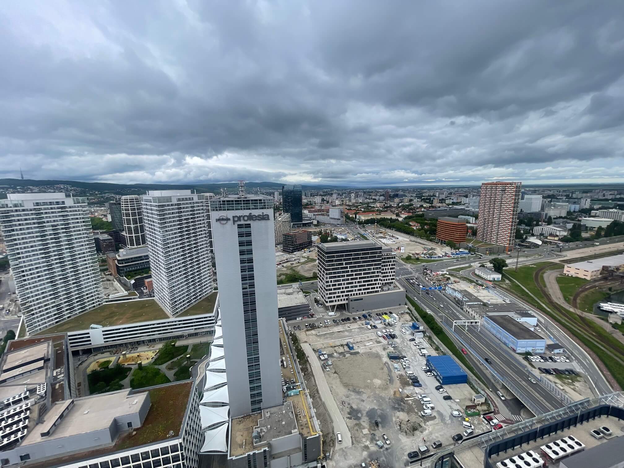 Predané: 2 Izbový byt,  Eurovea Tower, 56,4m2 úžitková, loggia 10,2m2, 33 poschodie, kobka 3,10 m2, Garážové miesto-22