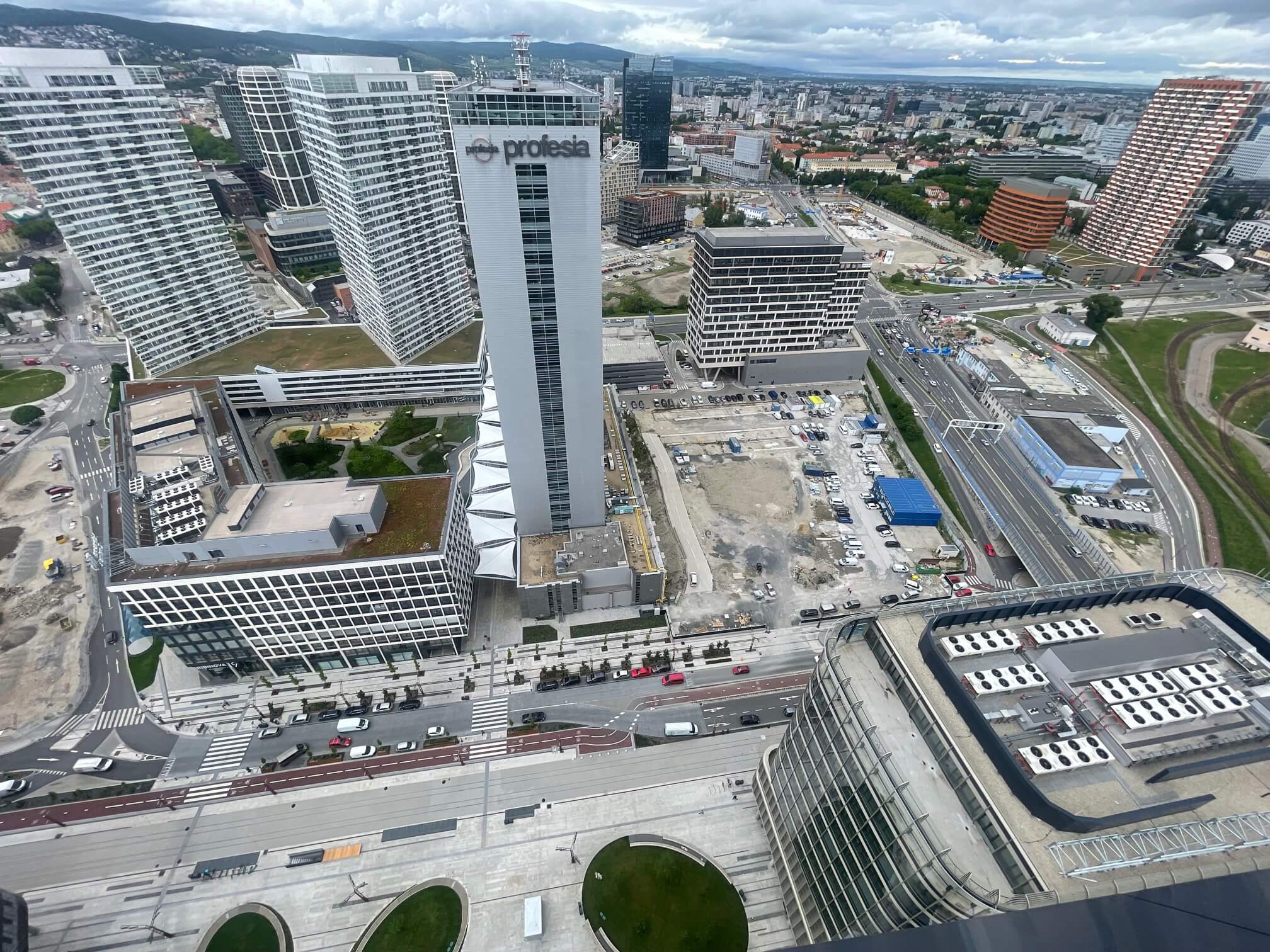 Predané: 2 Izbový byt,  Eurovea Tower, 56,4m2 úžitková, loggia 10,2m2, 33 poschodie, kobka 3,10 m2, Garážové miesto-21